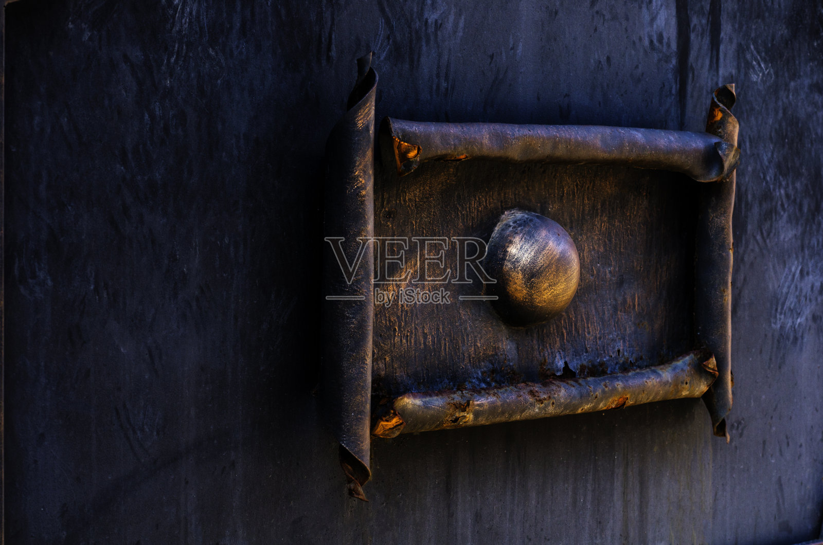 暗色锻造金属门装饰，带有锻造元素照片摄影图片