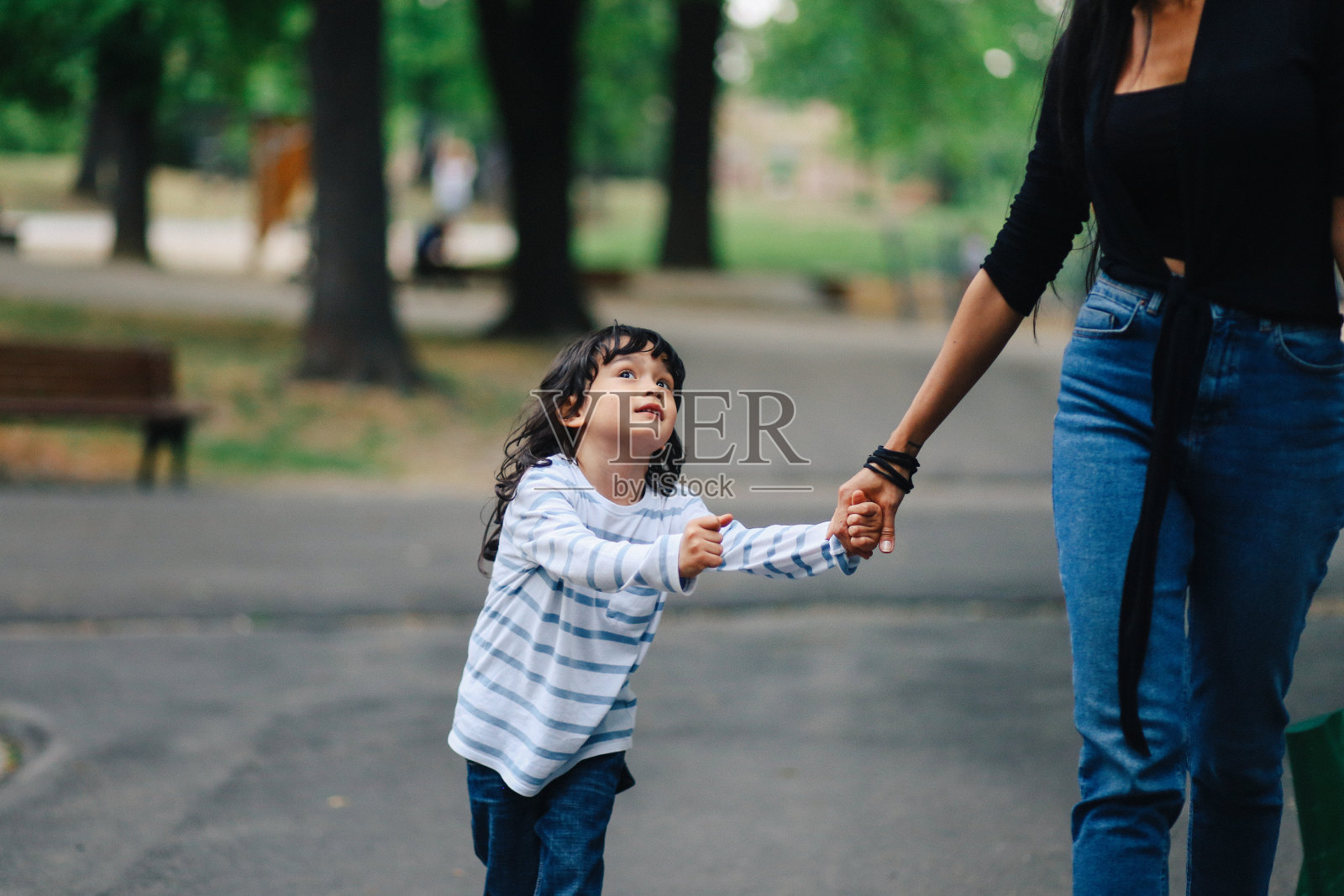 母亲和孩子在公园里散步和玩耍照片摄影图片