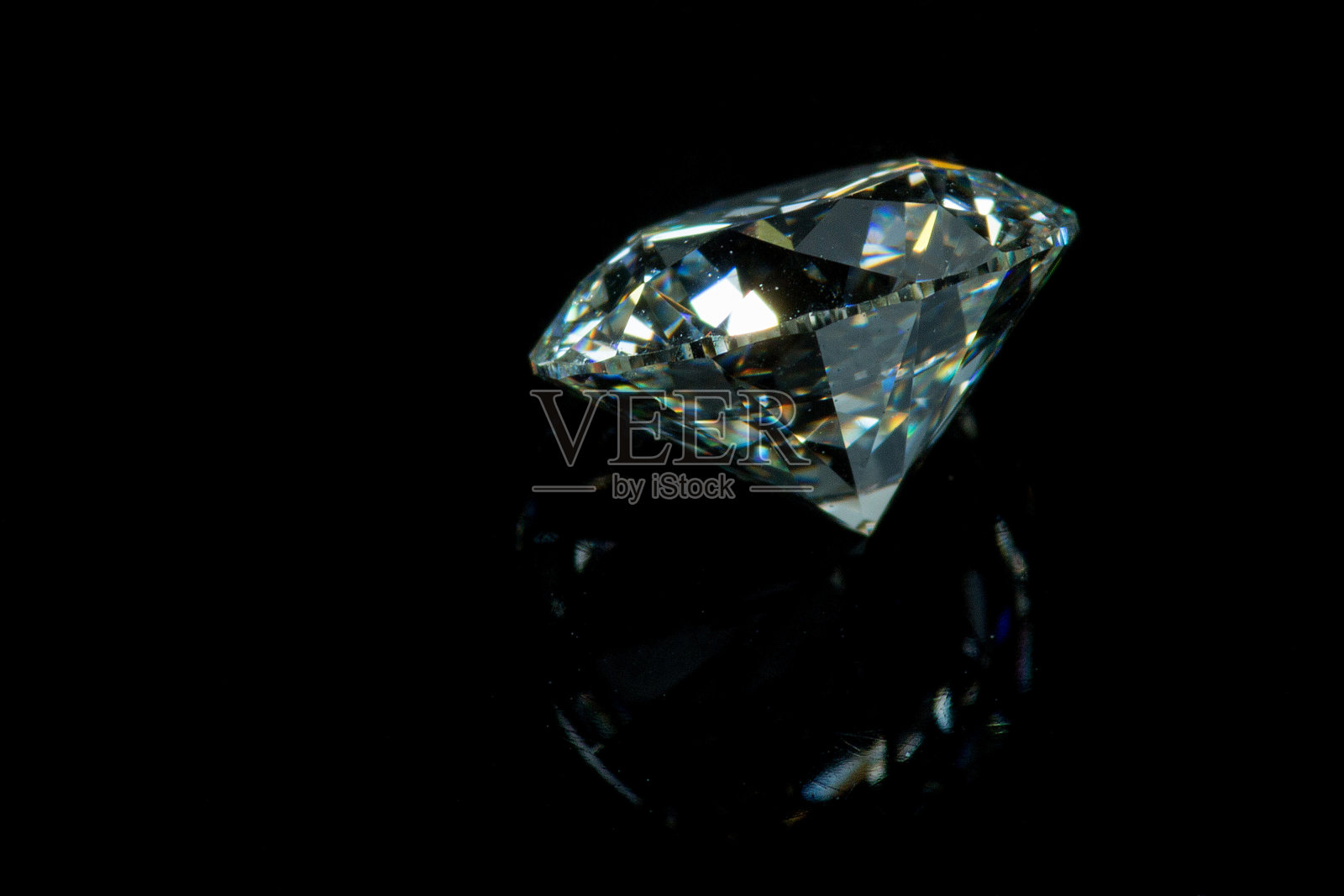 在黑色背景上孤立的圆形闪亮松散钻石侧面轮廓，聚焦于钻石腰带的侧面照片摄影图片