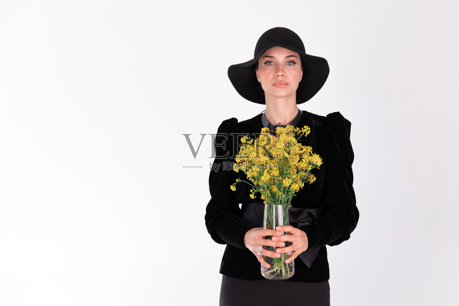 女孩女模特黑发黑帽子与花束花白色背景照片摄影图片
