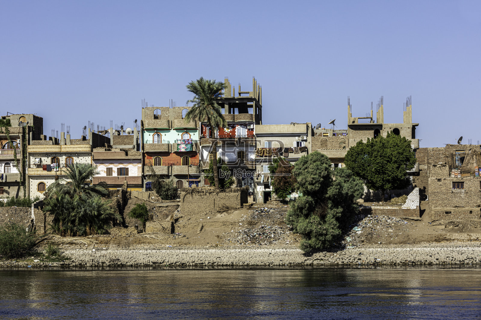 尼罗河畔的村庄照片摄影图片