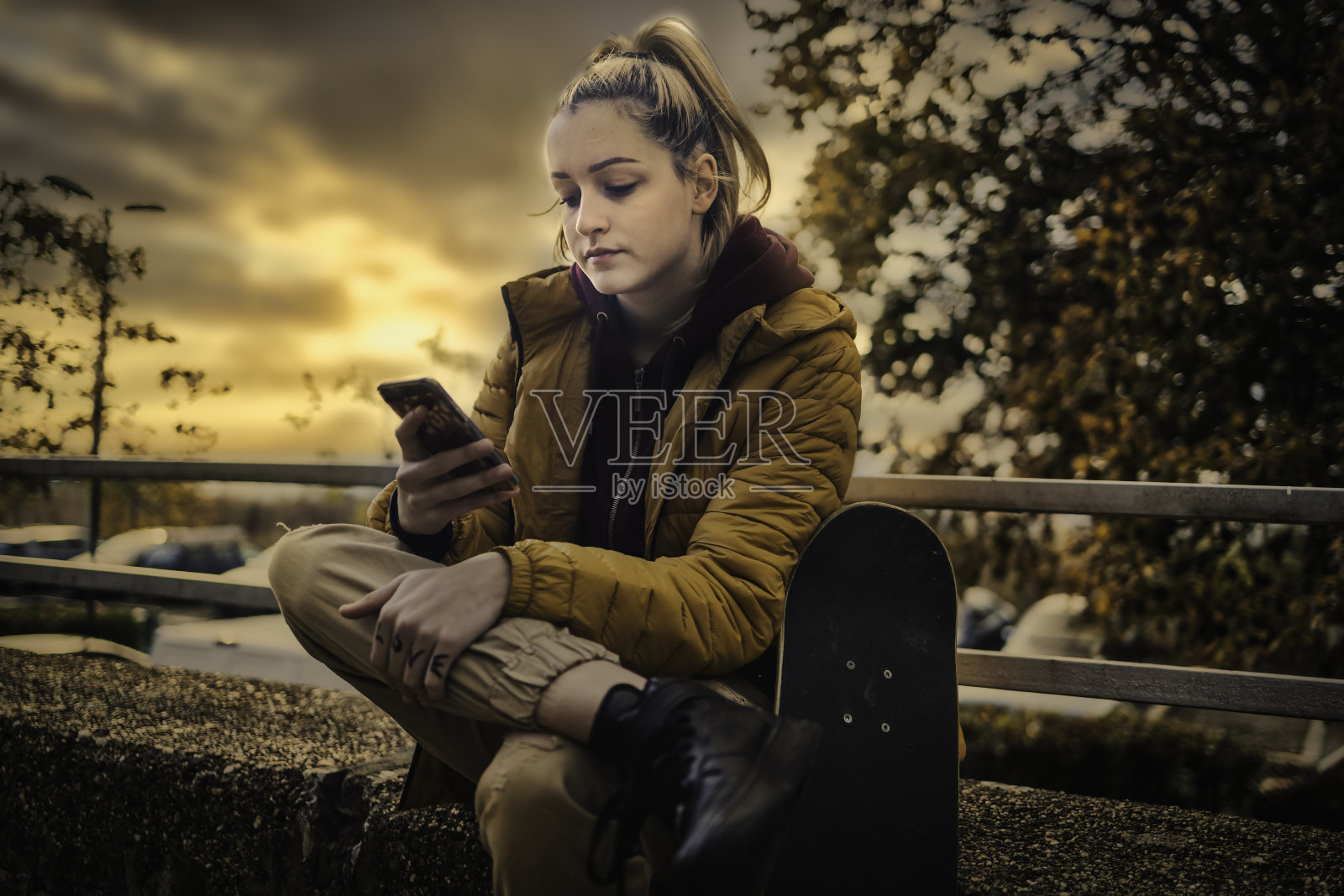 年轻的女滑溜冰板的人照片摄影图片