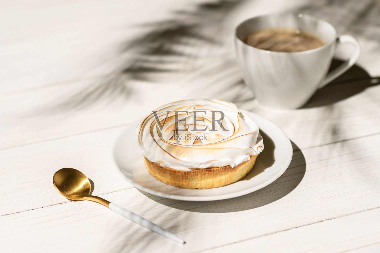 棕榈滩户外咖啡馆的柠檬酥皮小馅饼照片摄影图片