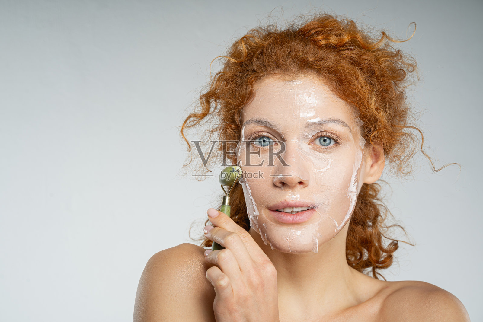 放松的红色女人照顾面部皮肤照片摄影图片