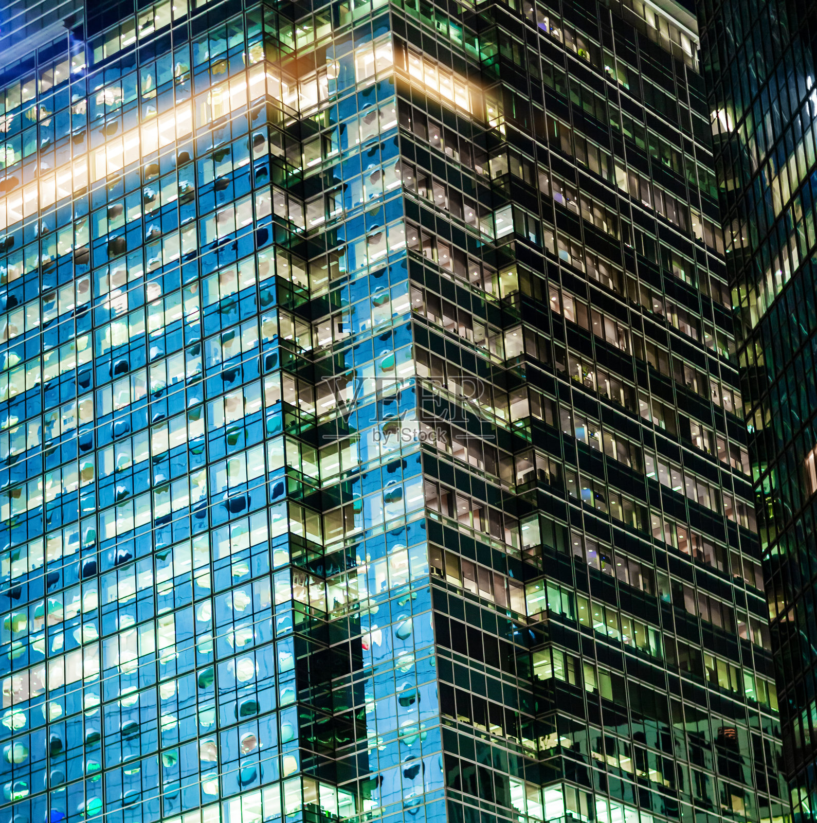 香港公司大楼的正面在夜晚发光照片摄影图片