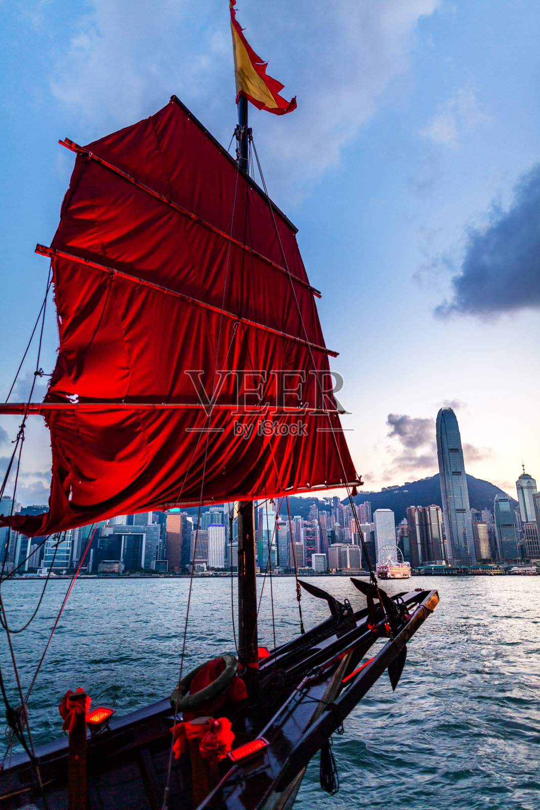 近距离观看在香港维多利亚港的帆船照片摄影图片