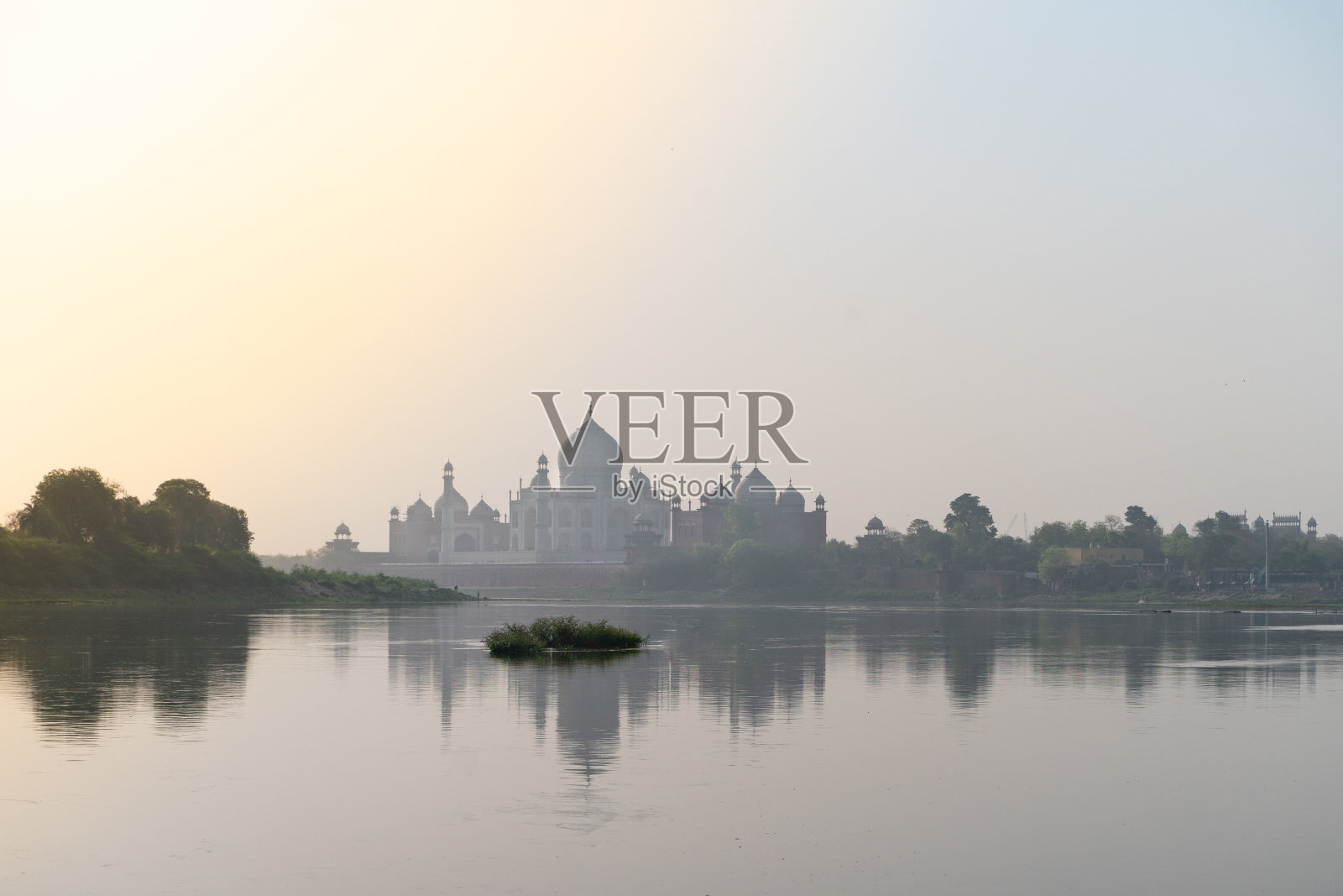 从河边看泰姬陵照片摄影图片