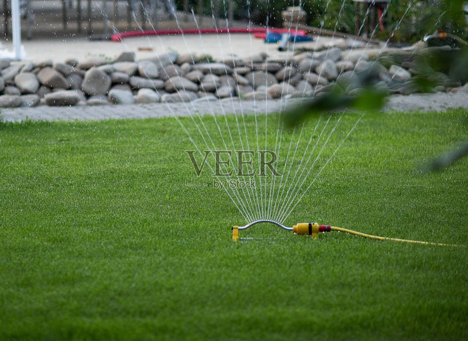 草坪灌溉系统，让他们保持绿色照片摄影图片