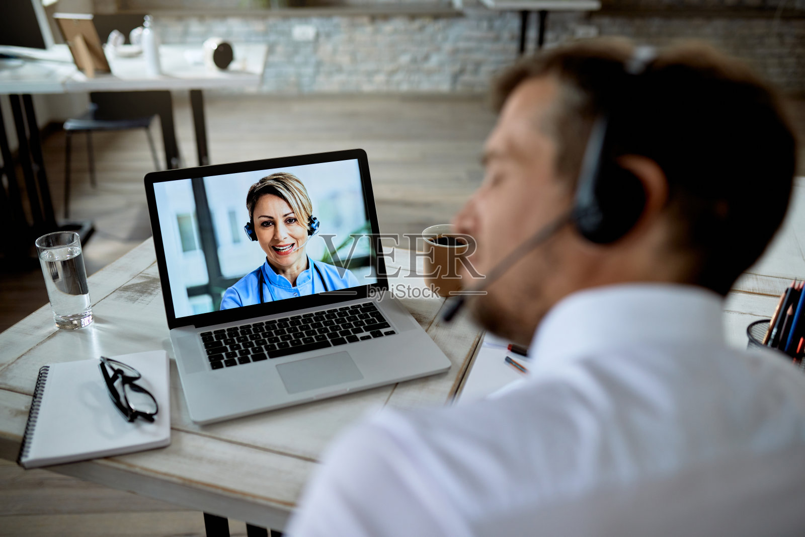 特写商人与医生在线会议，从他的办公室。照片摄影图片