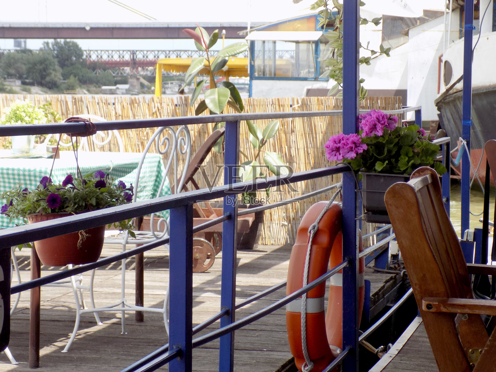 在河边停靠的木筏上的餐厅照片摄影图片