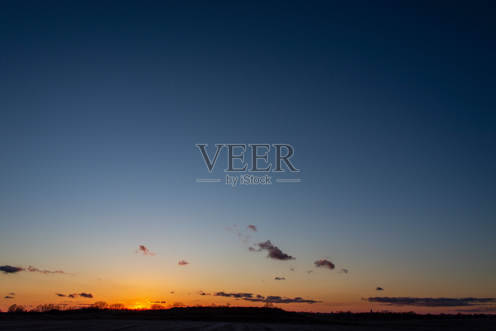 夕阳落在地平线下。照片摄影图片