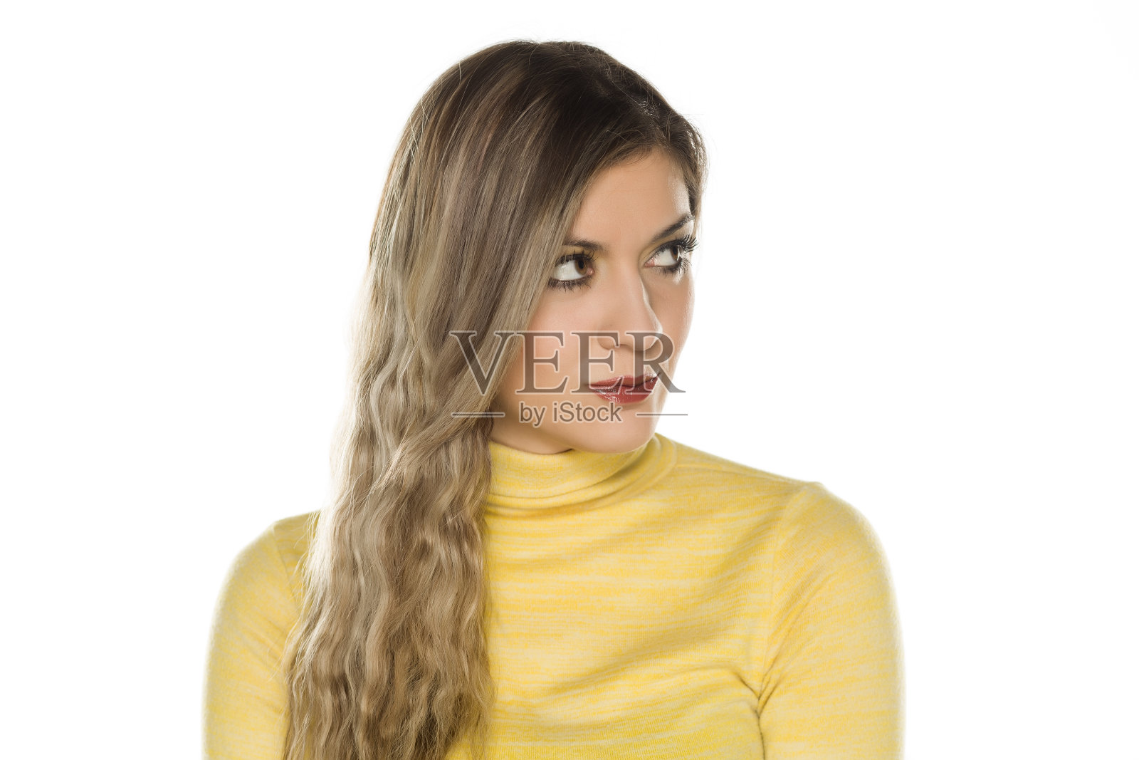 梳着妆的金发，长长的卷发照片摄影图片