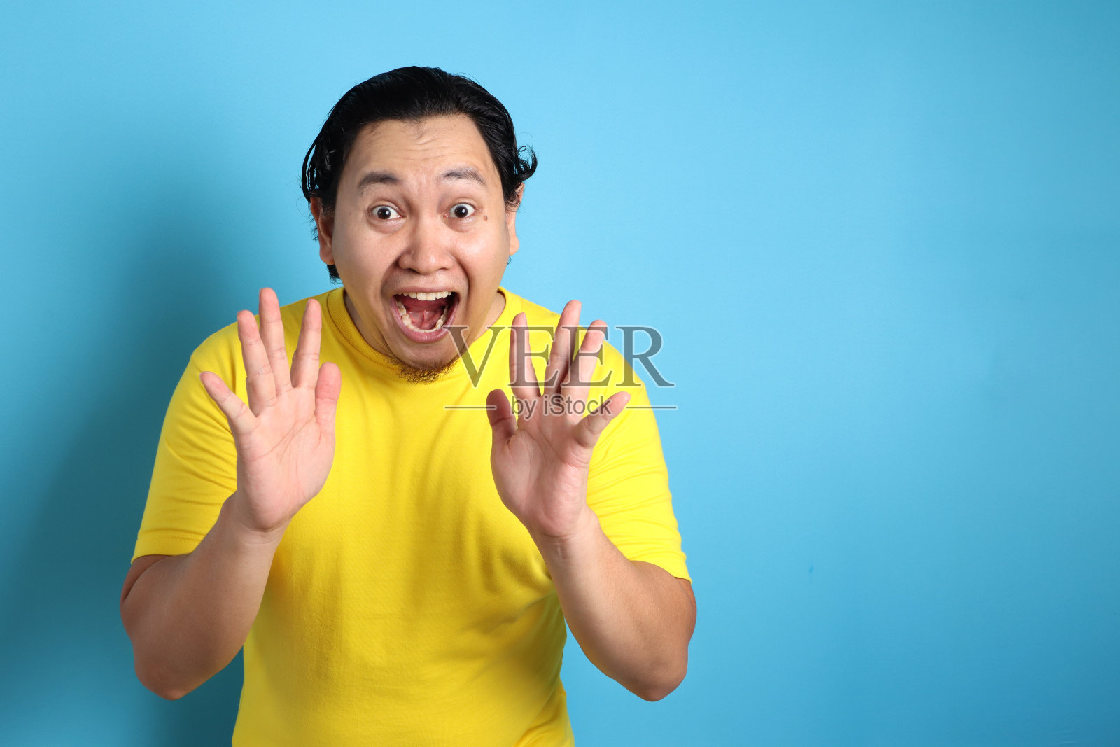 惊喜快乐的亚洲人，胜利庆典照片摄影图片