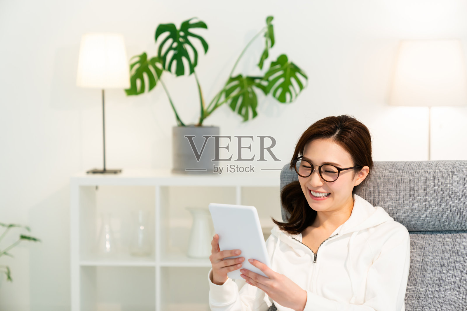 亚洲女人看平板电脑照片摄影图片