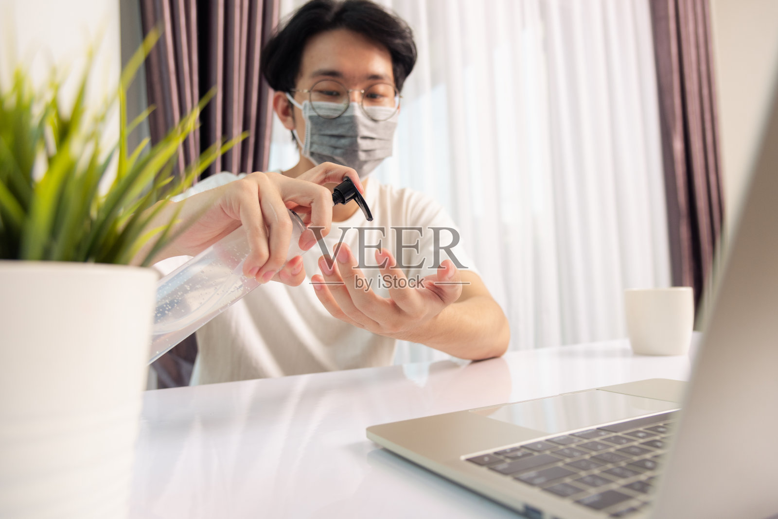 居家办公的商业年轻人，他隔离疾病冠状病毒或COVID-19照片摄影图片