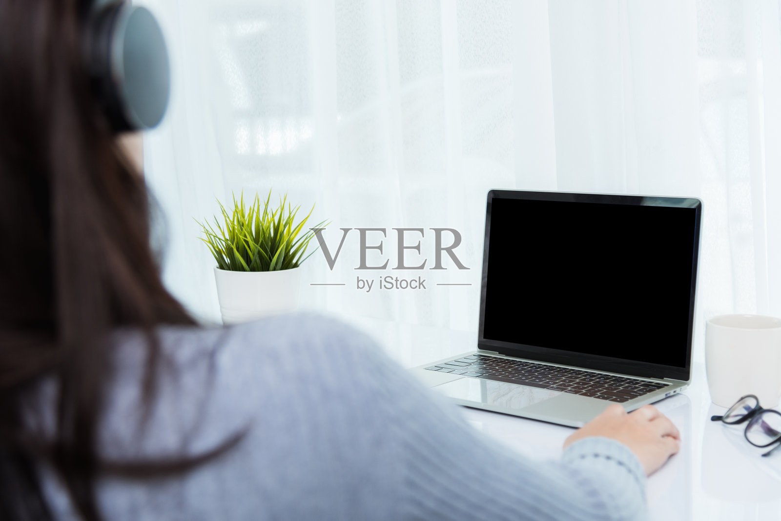 女商人视频会议在线在前面的笔记本电脑照片摄影图片