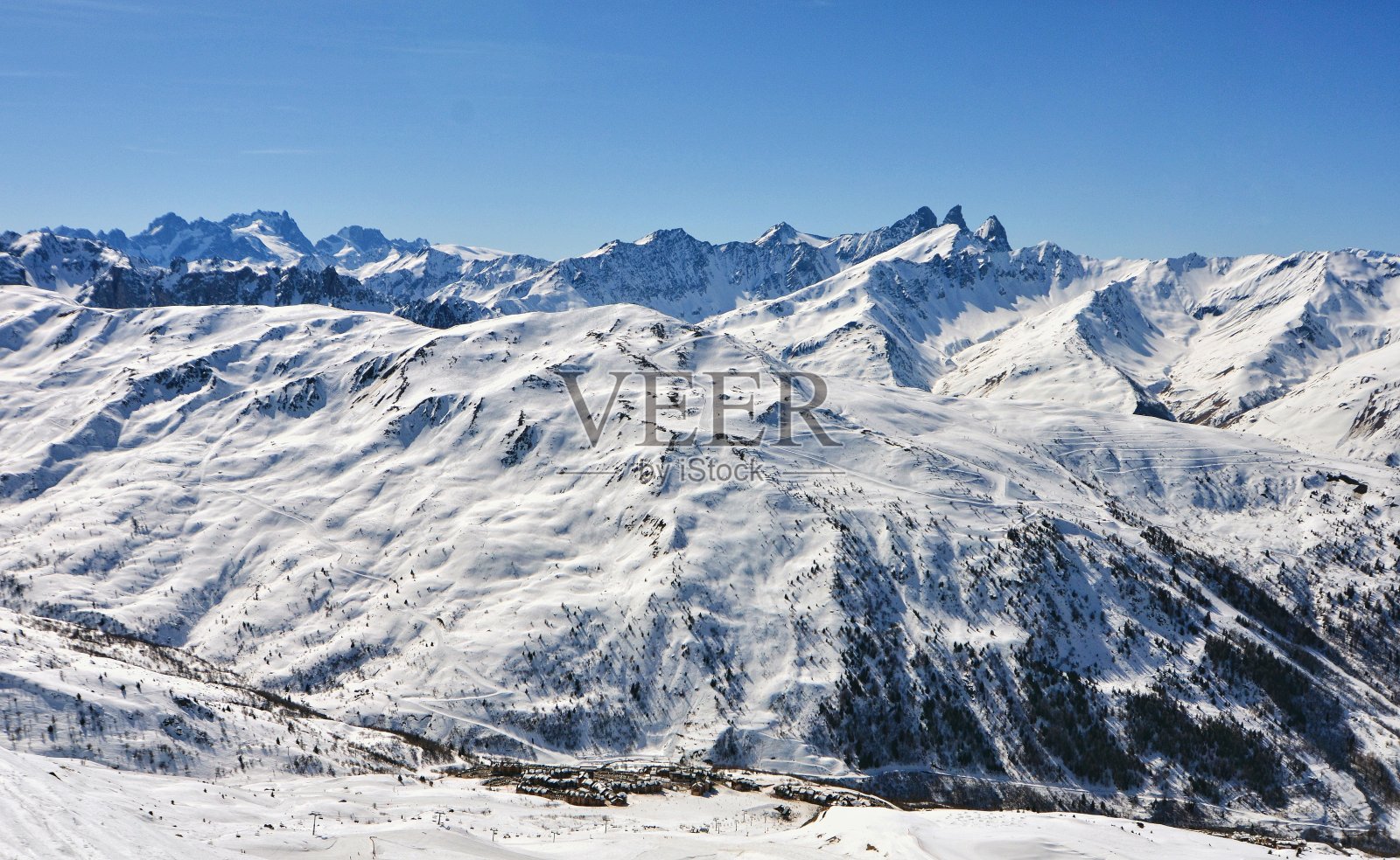 瓦尔梅尼尔山脉冬季滑雪区位于法国阿尔卑斯欧洲萨伏伊照片摄影图片