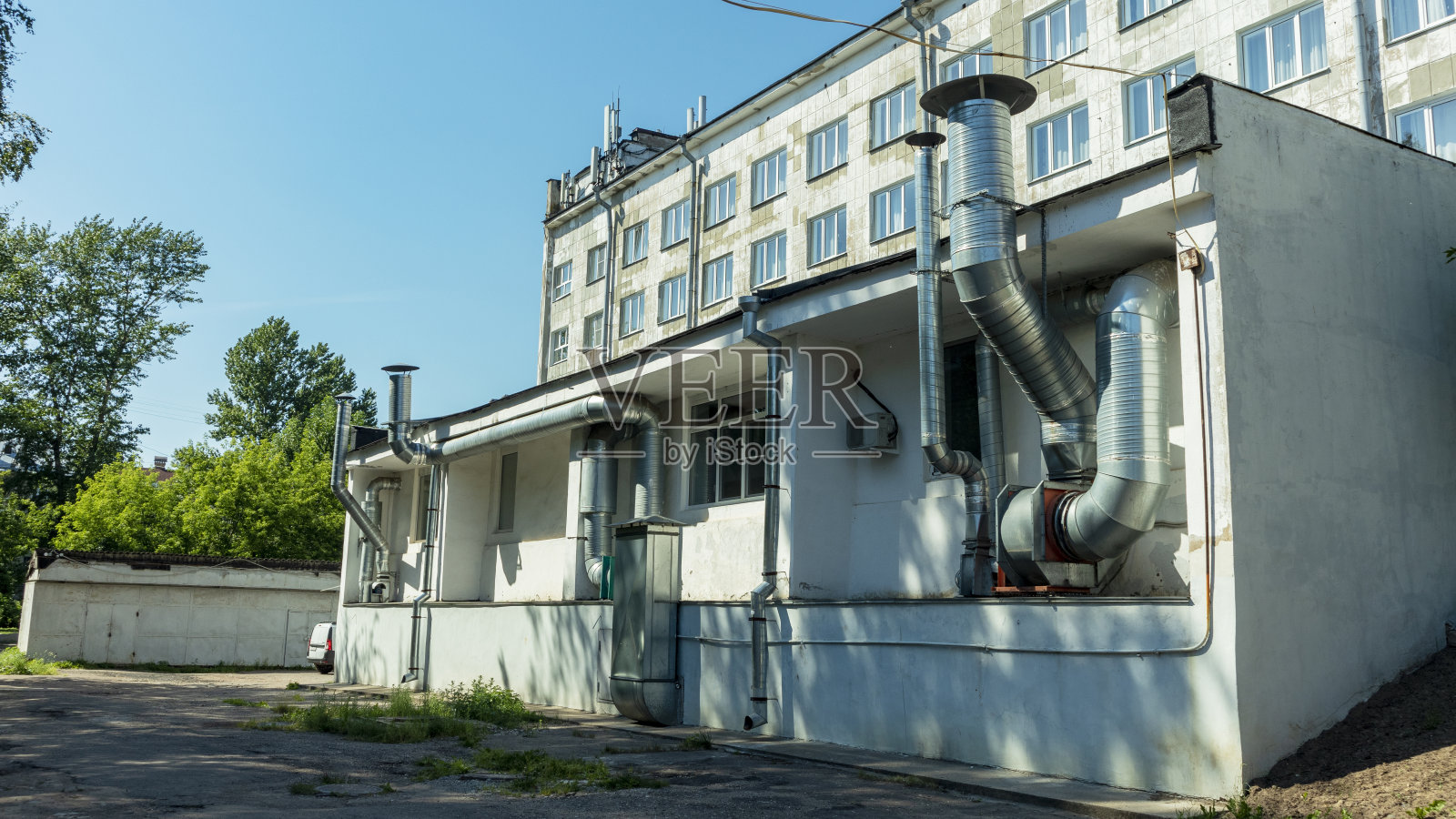 建筑后面的通风管道照片摄影图片