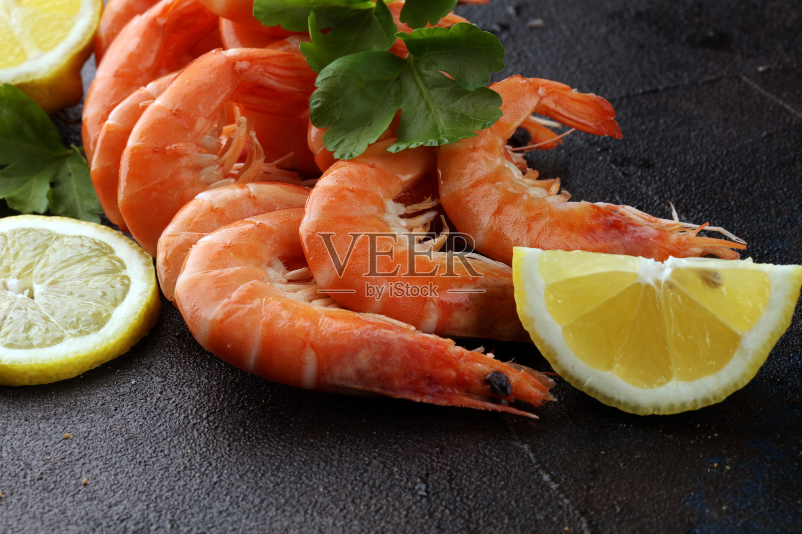 南朗格斯蒂诺生鲜虾。虾海鲜与柠檬和香料的背景照片摄影图片