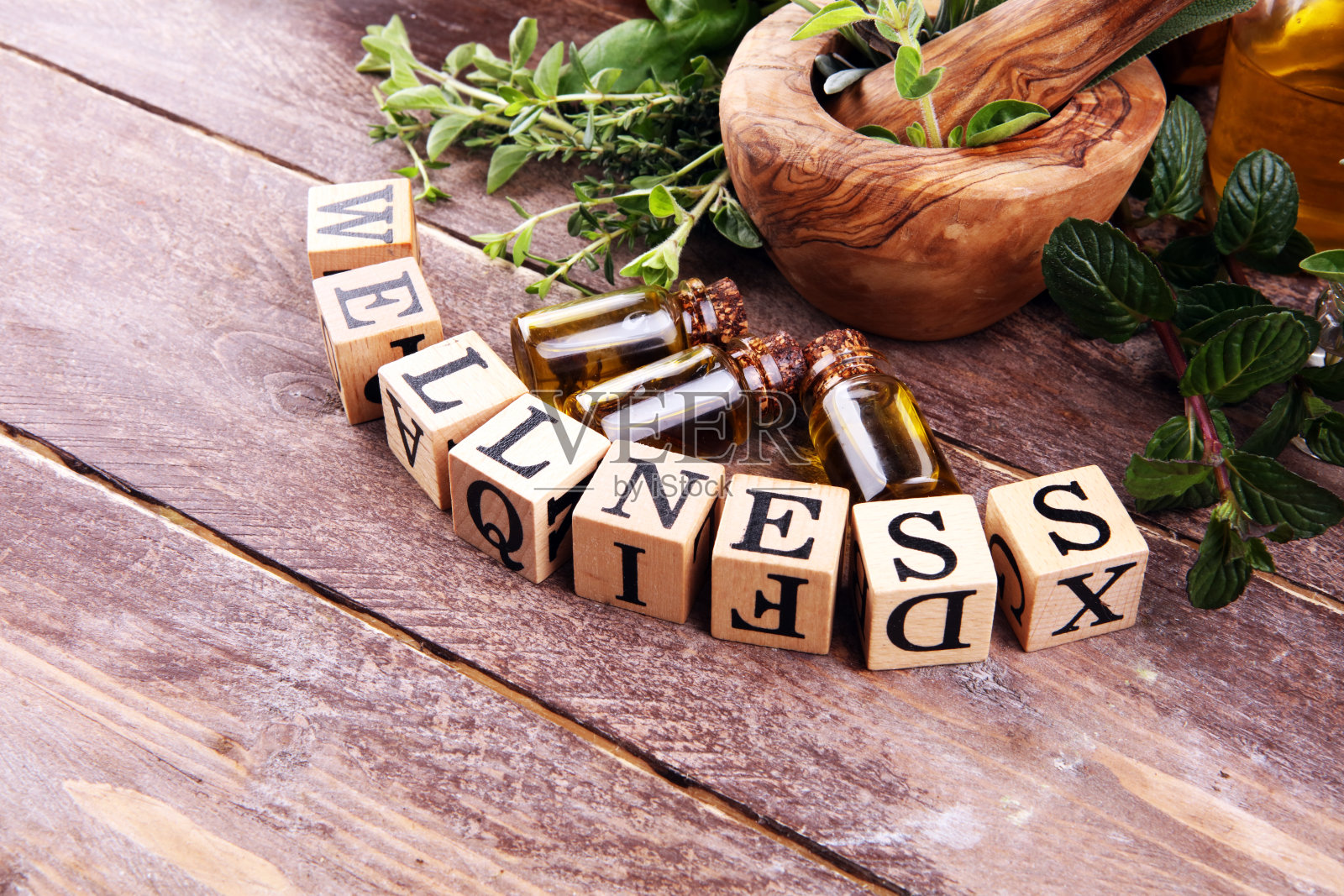 自产芳香香草，如迷迭香和罗勒。健康标志与木制立方体照片摄影图片