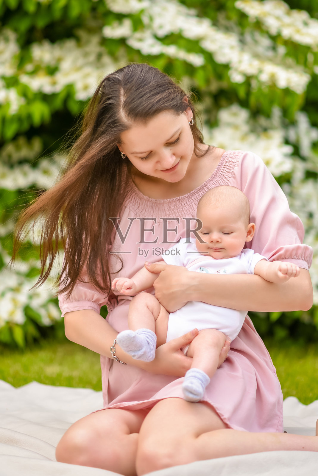 母亲和她的孩子在捷克共和国的公园享受早春照片摄影图片