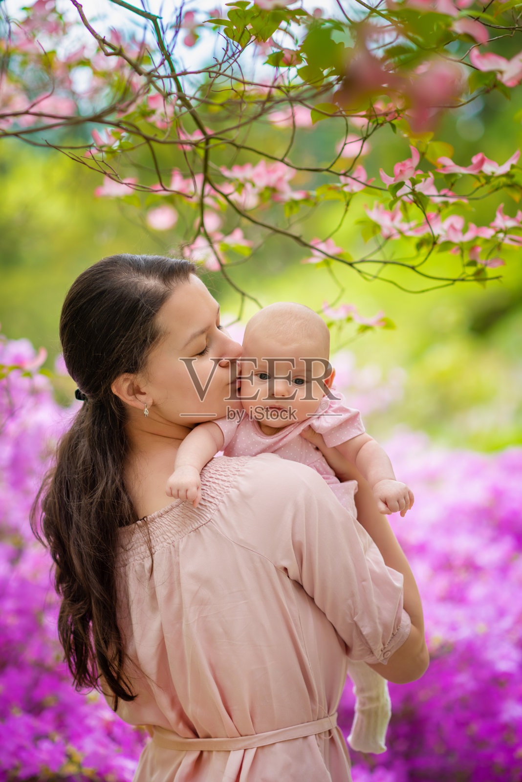 母亲和她的孩子在捷克共和国的公园享受早春照片摄影图片