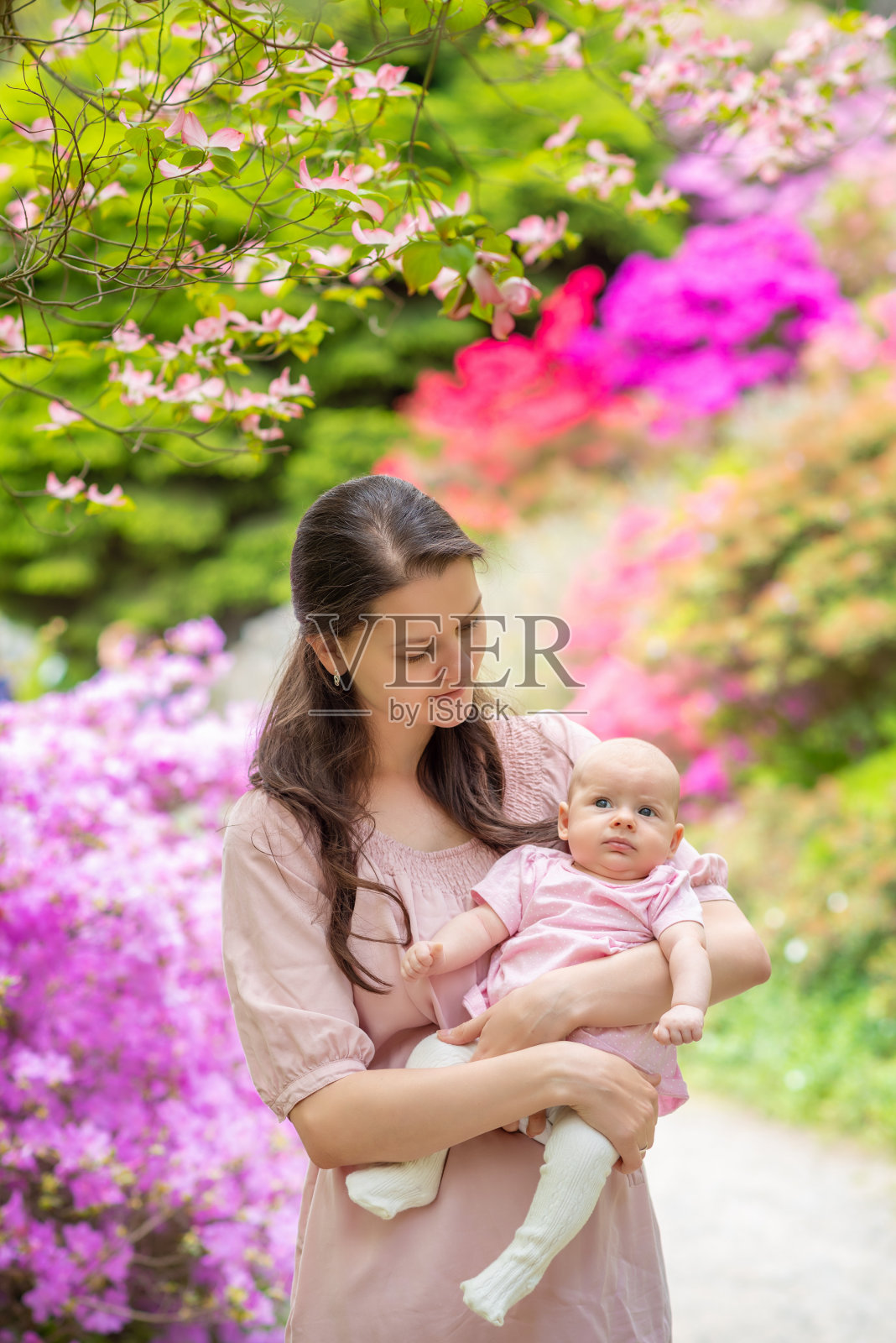 母亲和她的孩子在捷克共和国的公园享受早春照片摄影图片