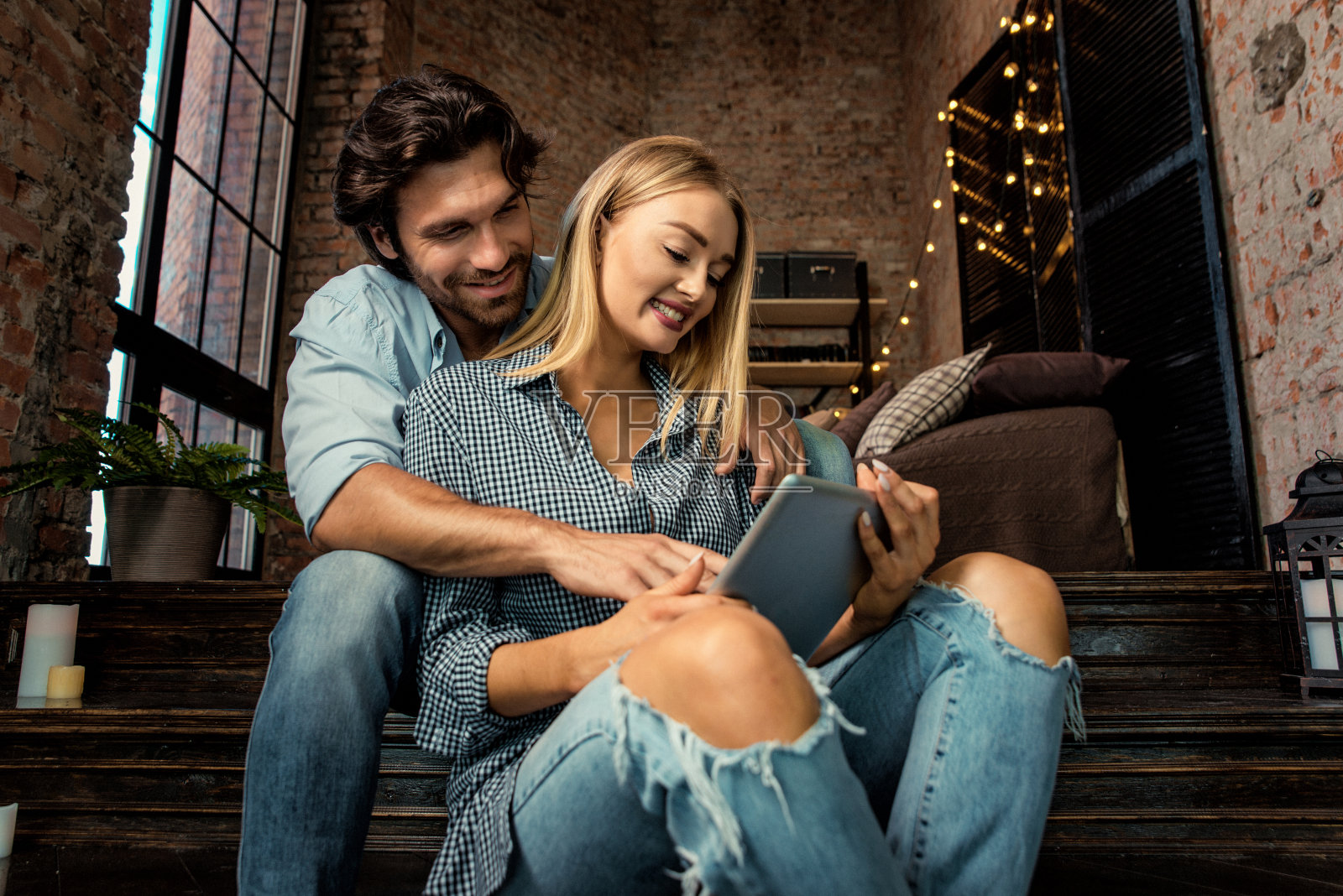 一对夫妇在家里看平板电脑照片摄影图片