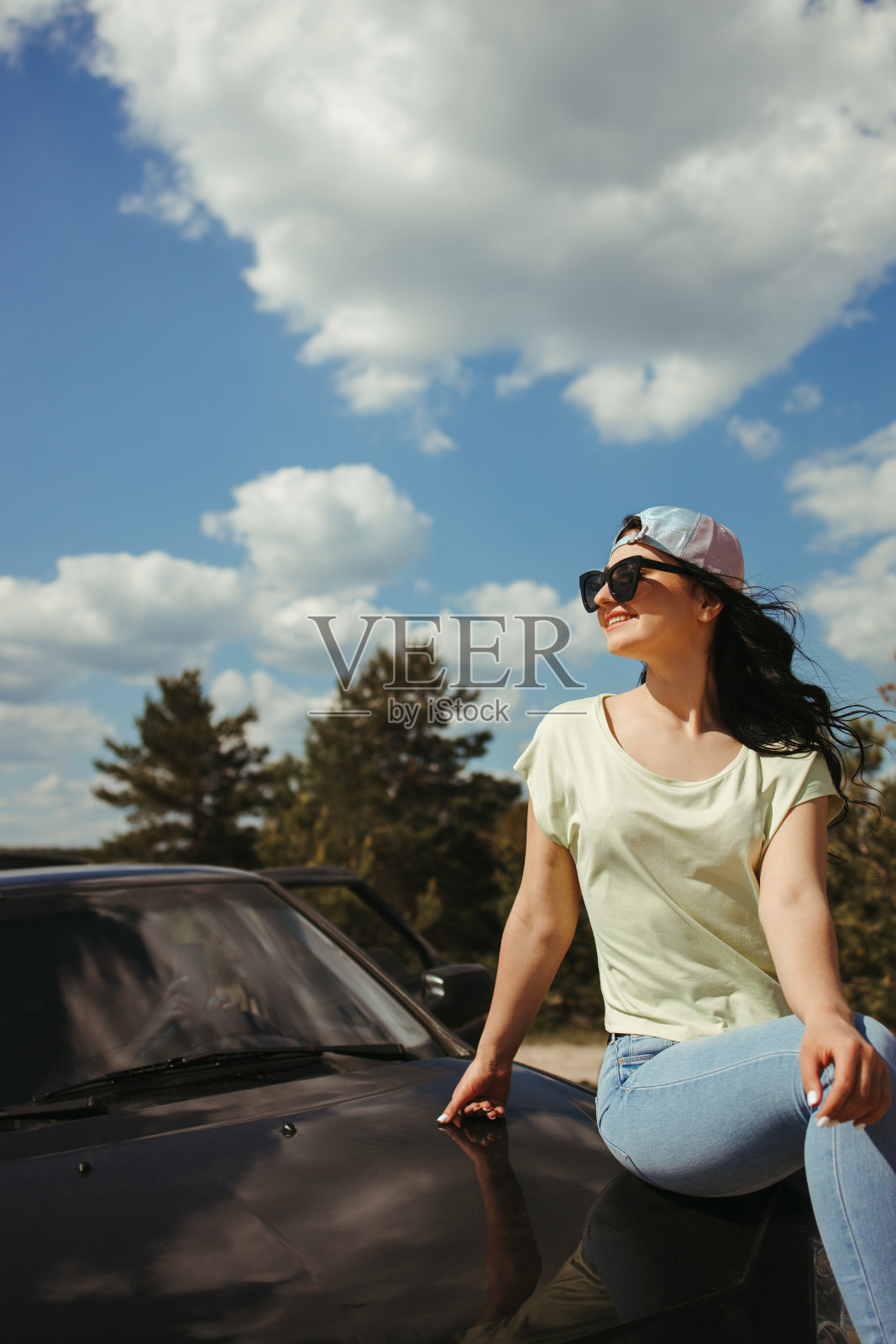 一个女人坐在引擎盖上照片摄影图片
