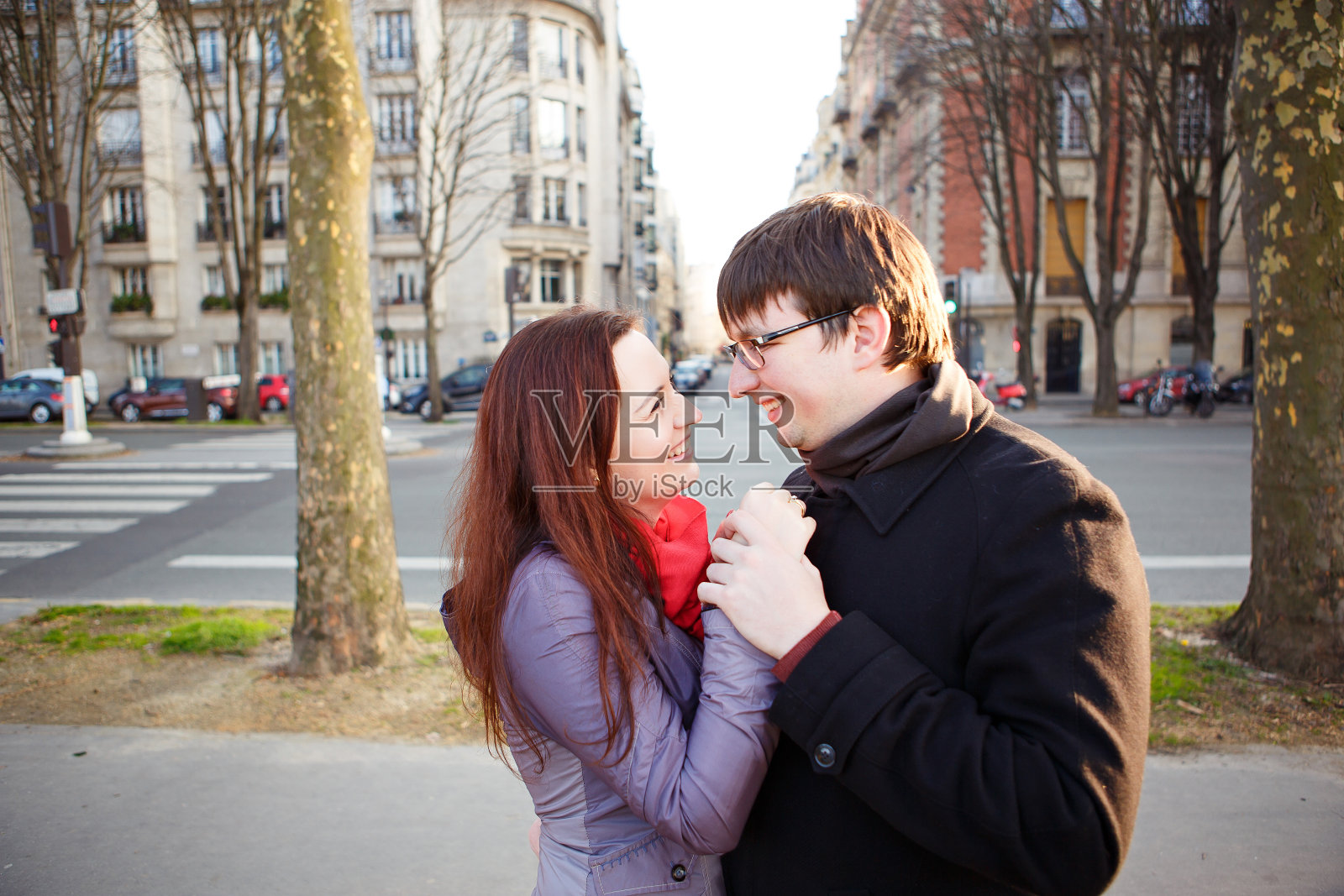 男人拥抱女人。一对情侣在夕阳下散步。浪漫的旅程。照片摄影图片