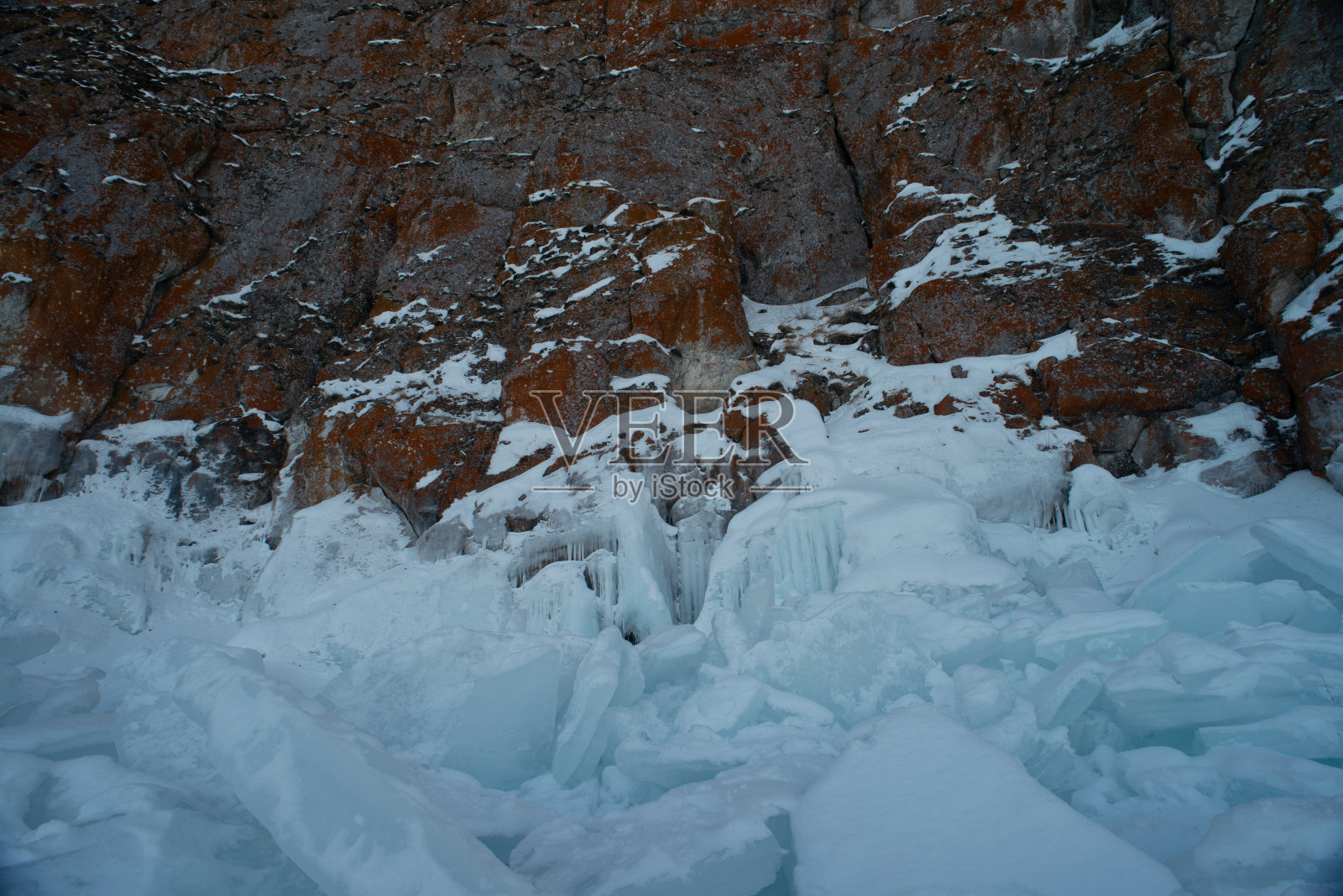 冰封的贝加尔湖形成的冰。照片摄影图片