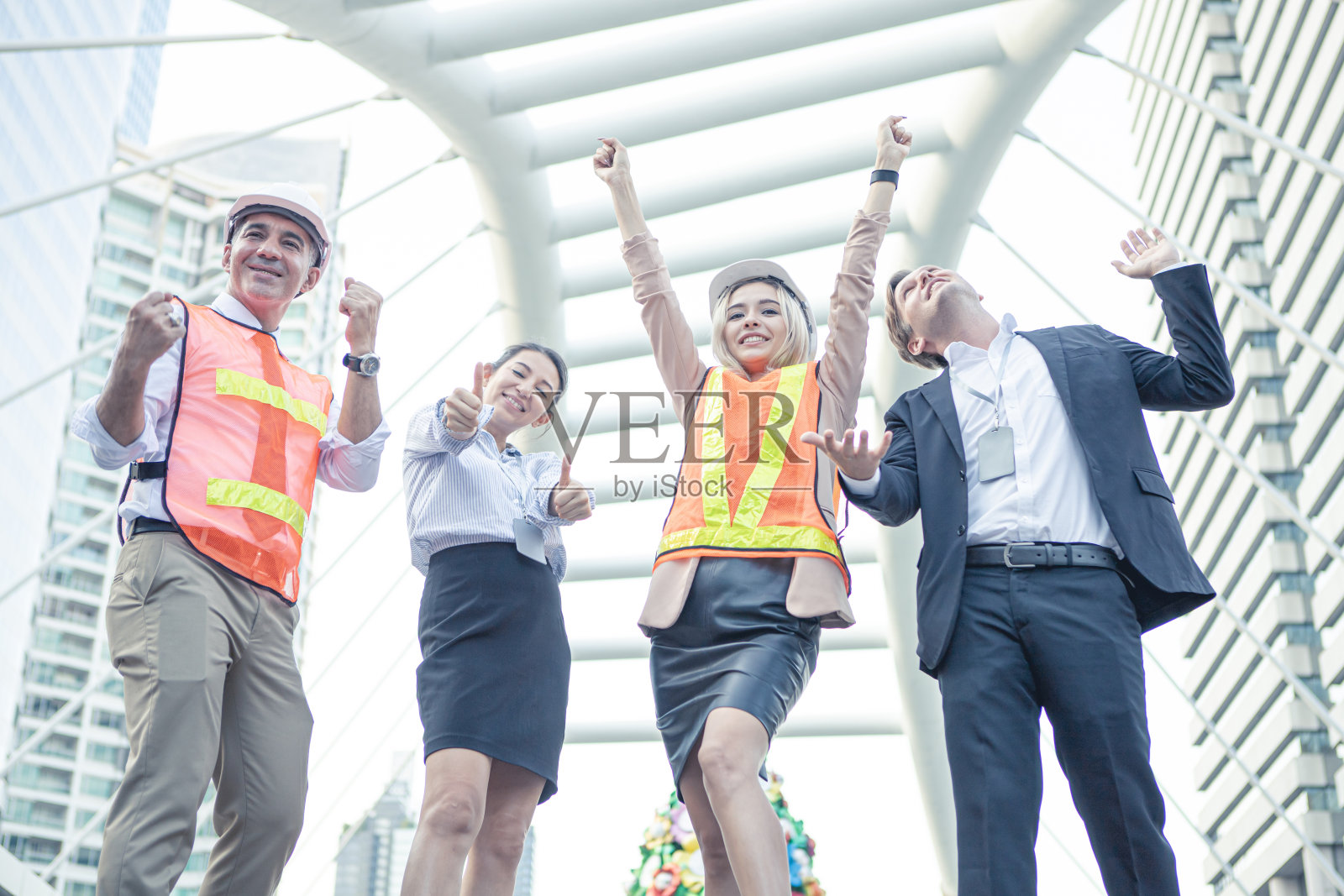 一群成功的商人和工程师在户外欢天喜地。照片摄影图片