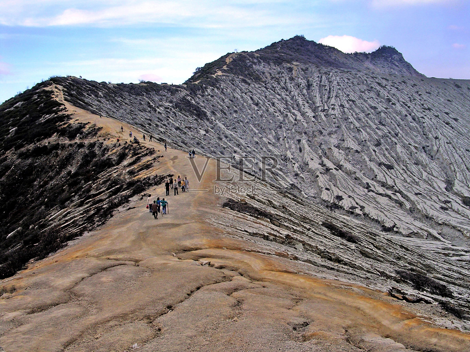 悬崖与道路通往伊真火山山顶照片摄影图片