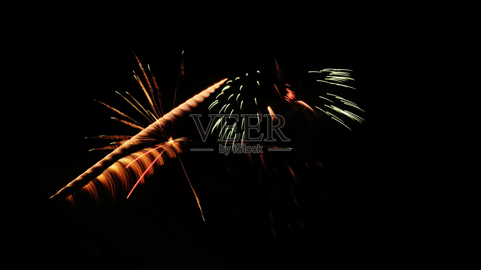 晚上天空中美丽的烟火表演照片摄影图片