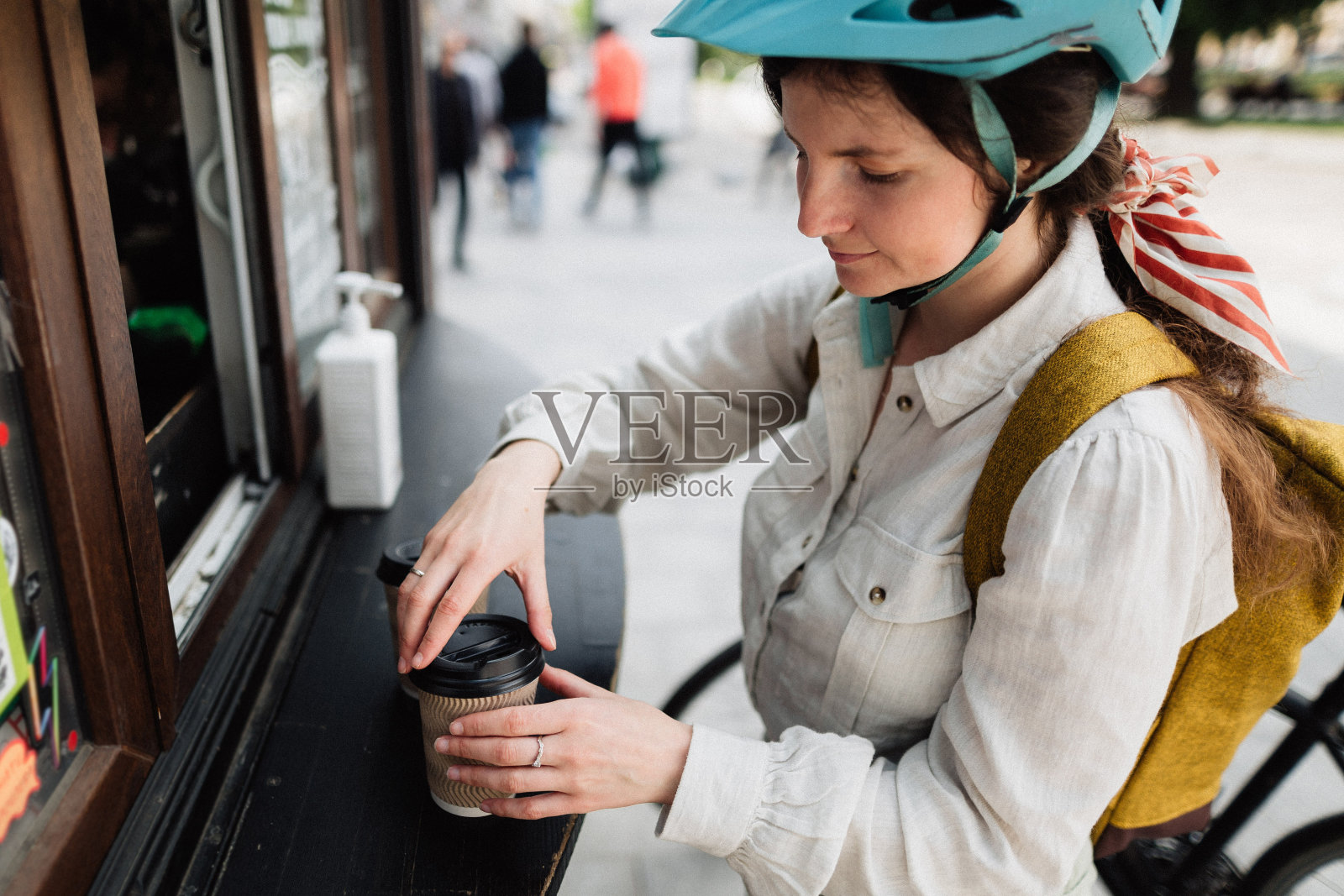 年轻女子从咖啡店买咖啡照片摄影图片