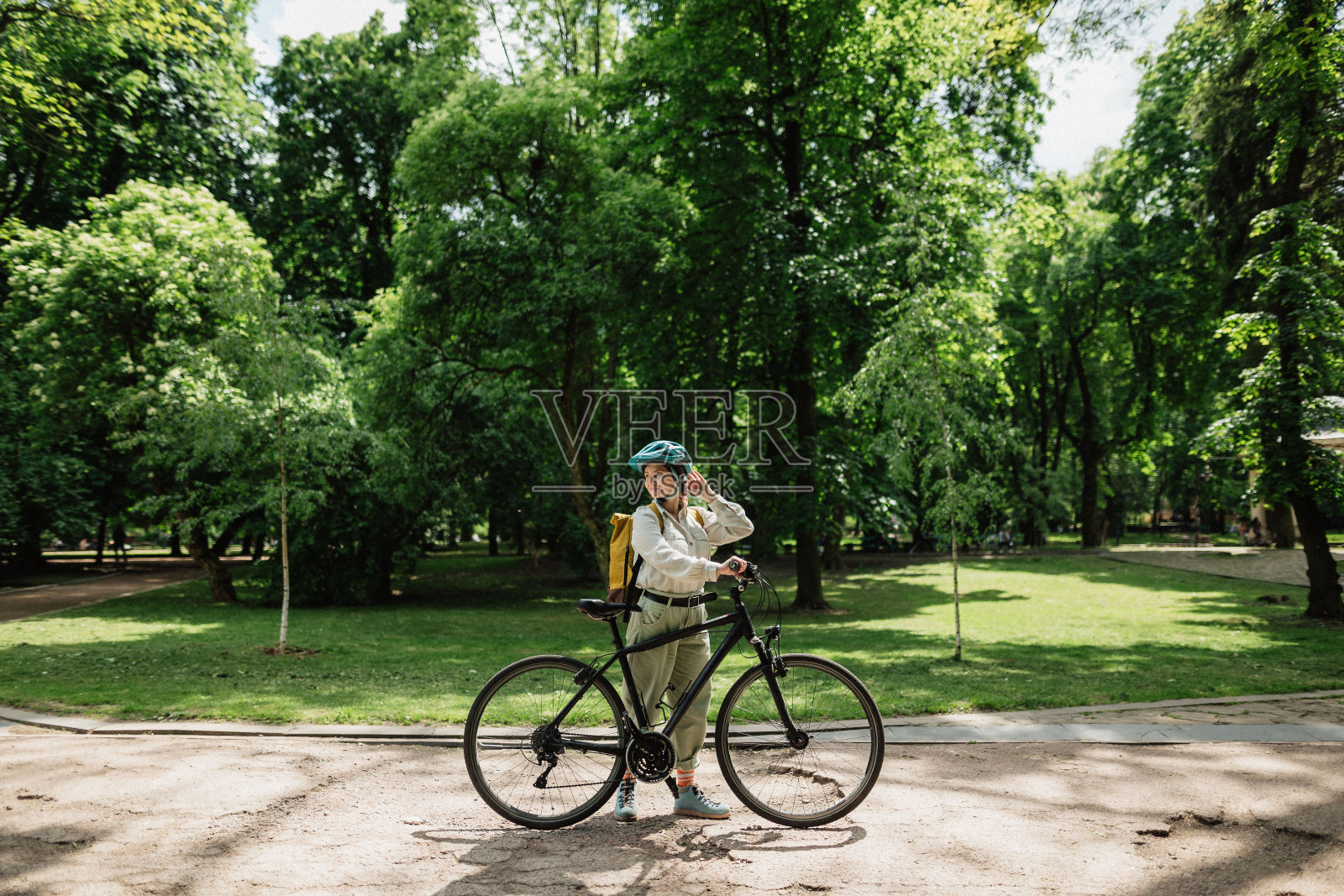 公园里骑着自行车的女人照片摄影图片