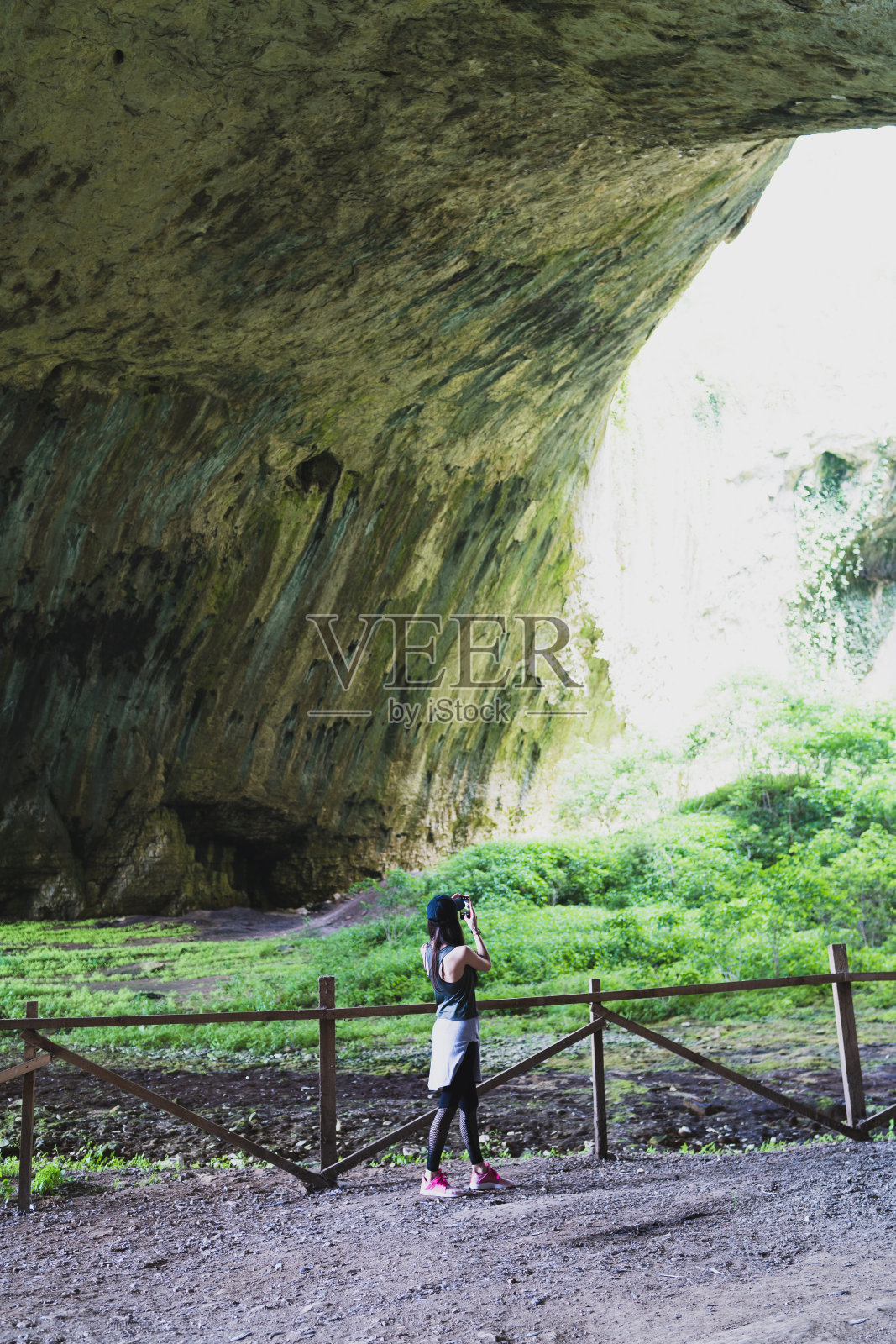 旅行者女孩使照片的devvetashka洞穴附近的lovech照片摄影图片