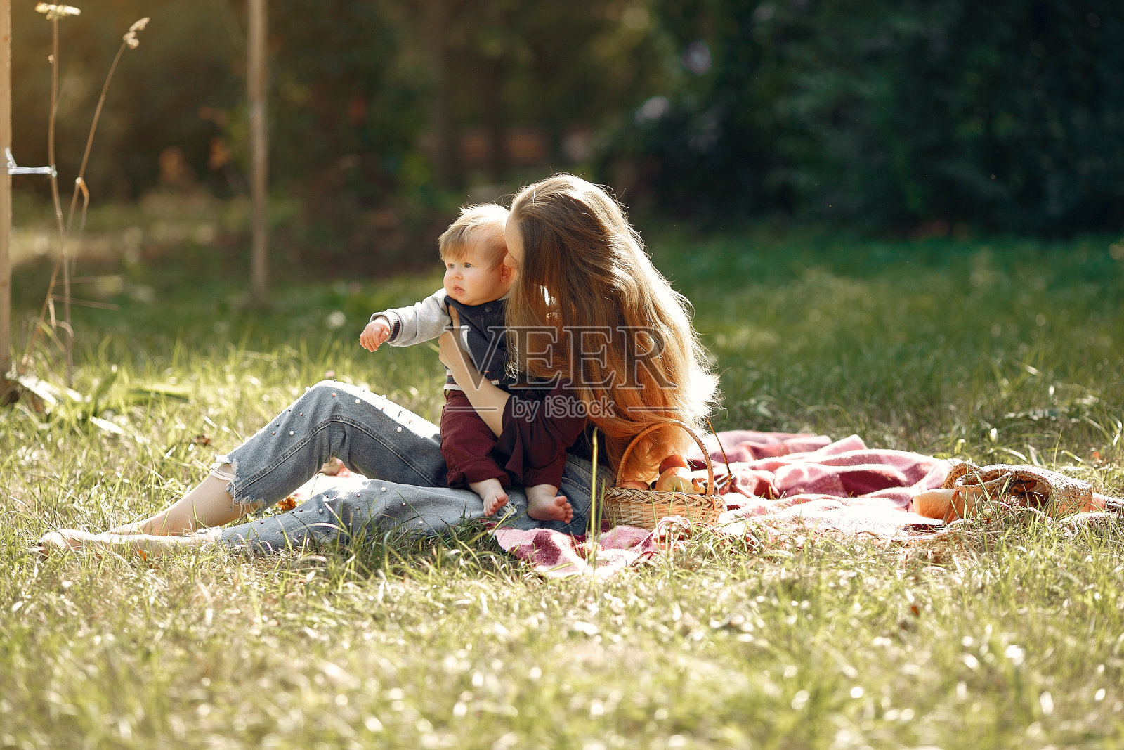 母亲和女儿在夏天的公园里玩耍照片摄影图片