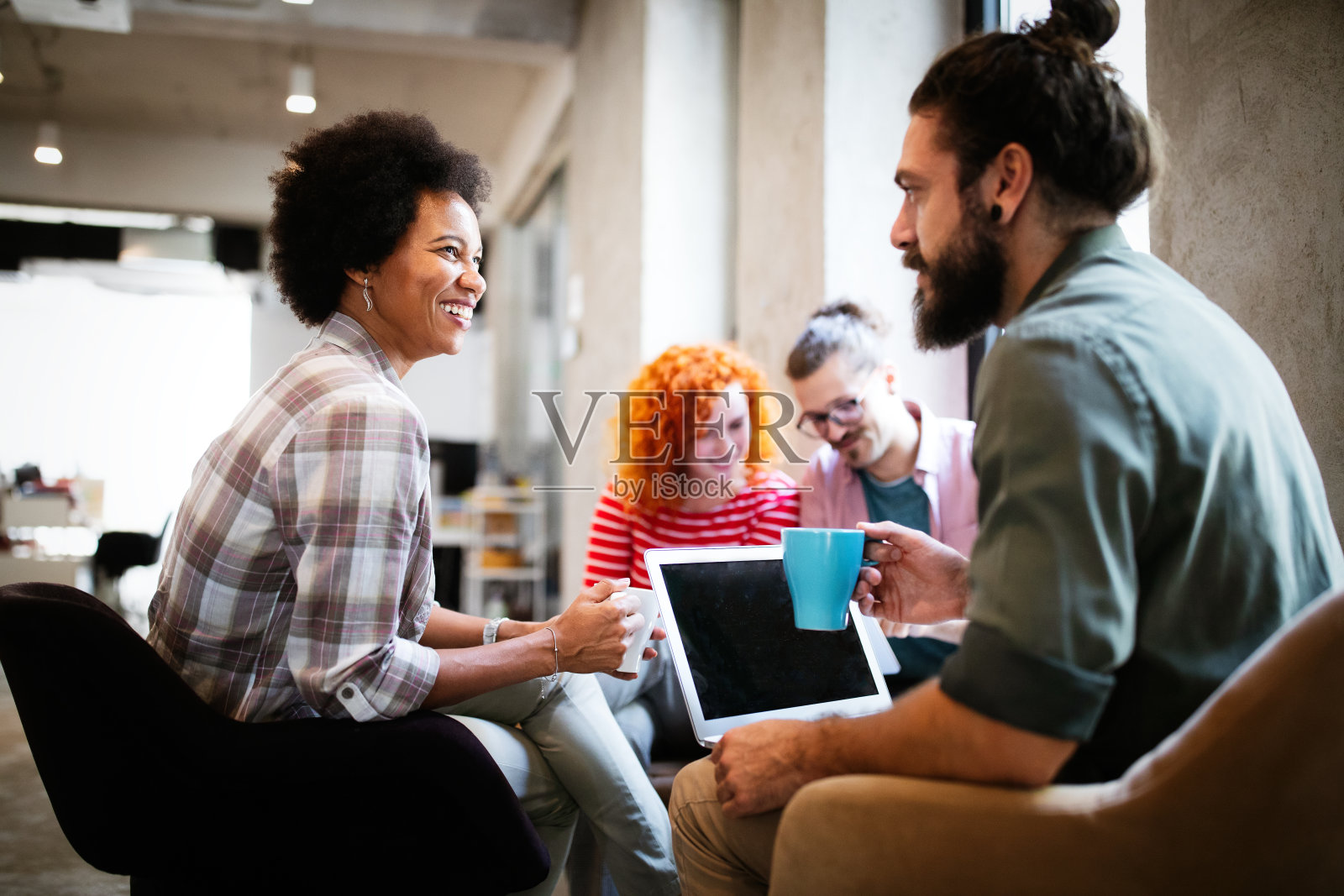 商业人士的肖像，建筑师在办公室讨论照片摄影图片