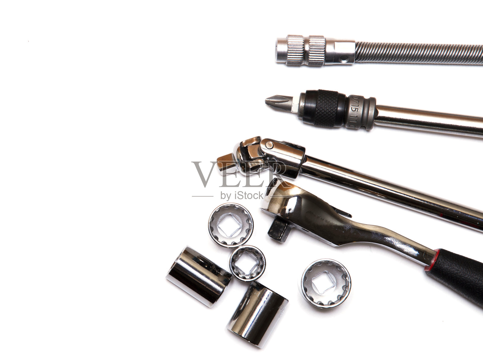 具有可互换钻头和刚性和柔性金属延长线的螺丝刀，棘轮扳手照片摄影图片