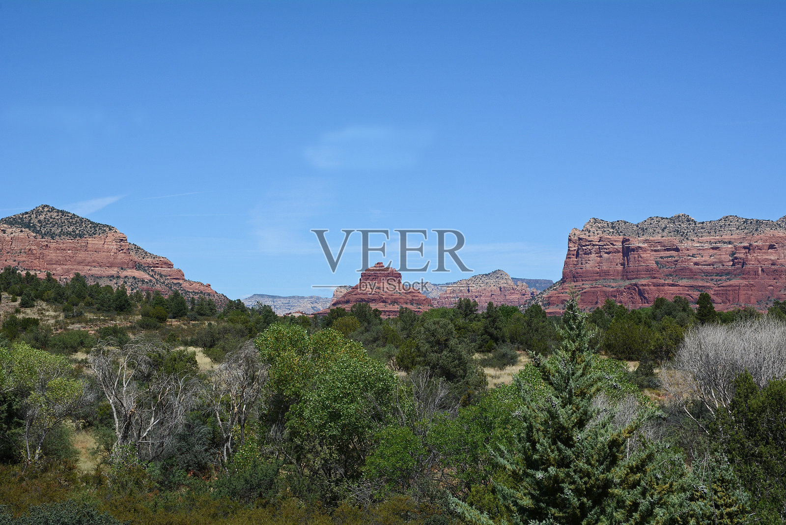 塞多纳的红色岩石。阳光明媚的一天。独特的山。照片摄影图片