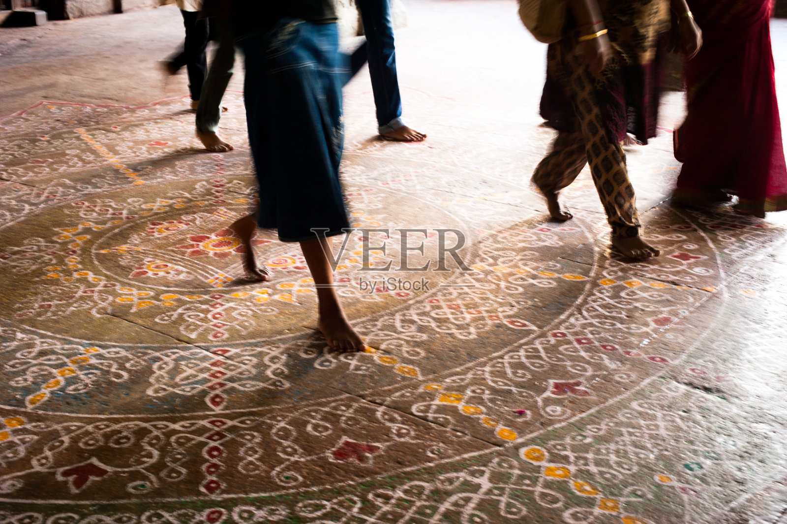 光着脚的朝圣者走在印度教寺庙的地板上，画着曼陀罗。印度照片摄影图片