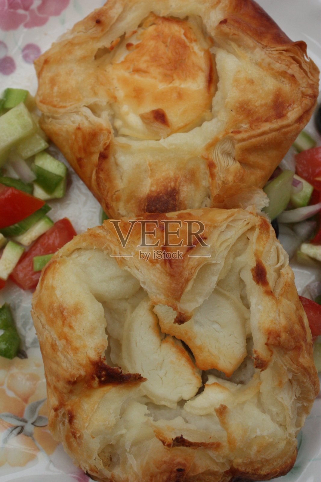 热山羊芝士酥皮，热腾腾的开胃菜照片摄影图片