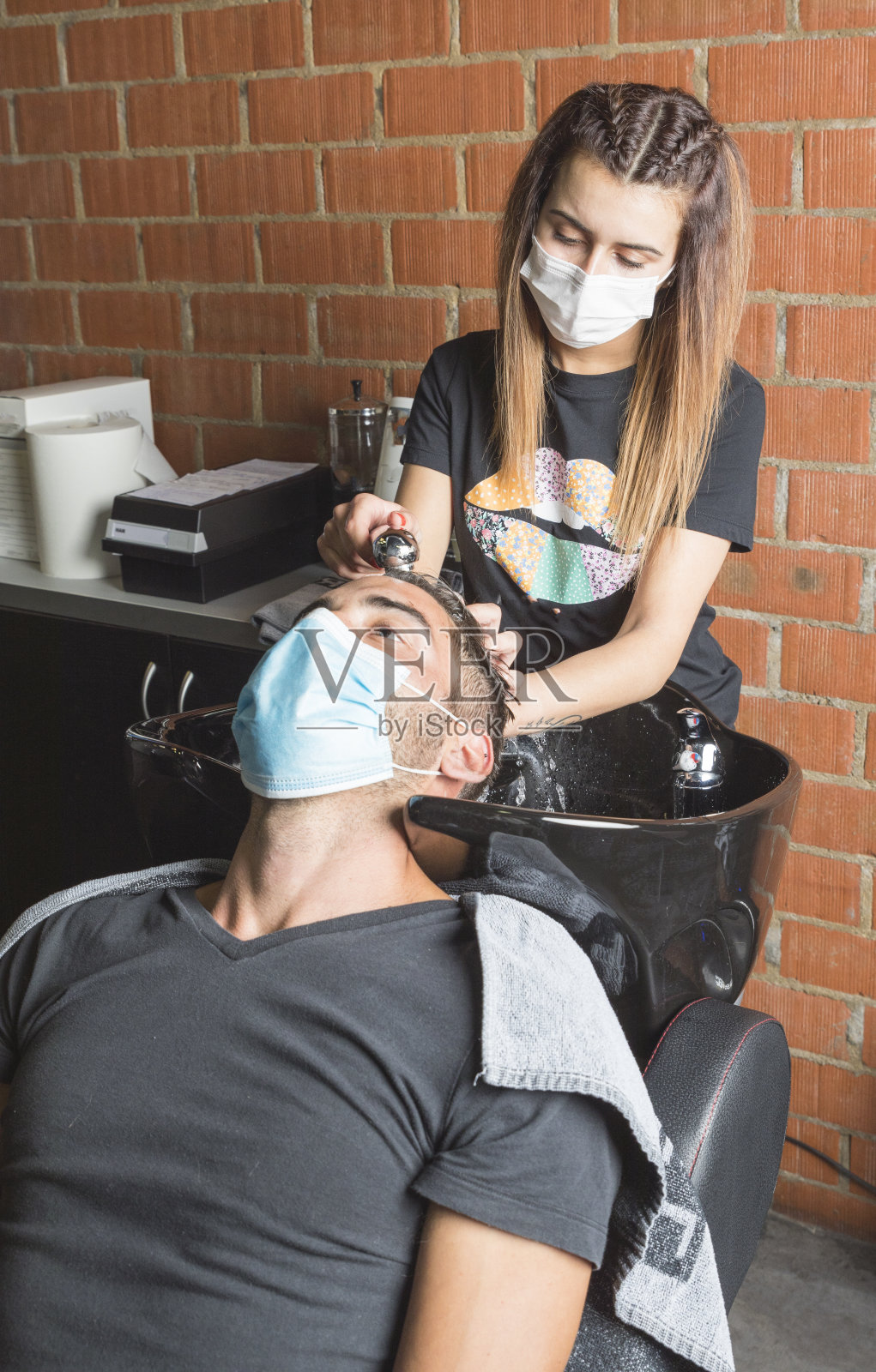 戴着面具工作照片摄影图片