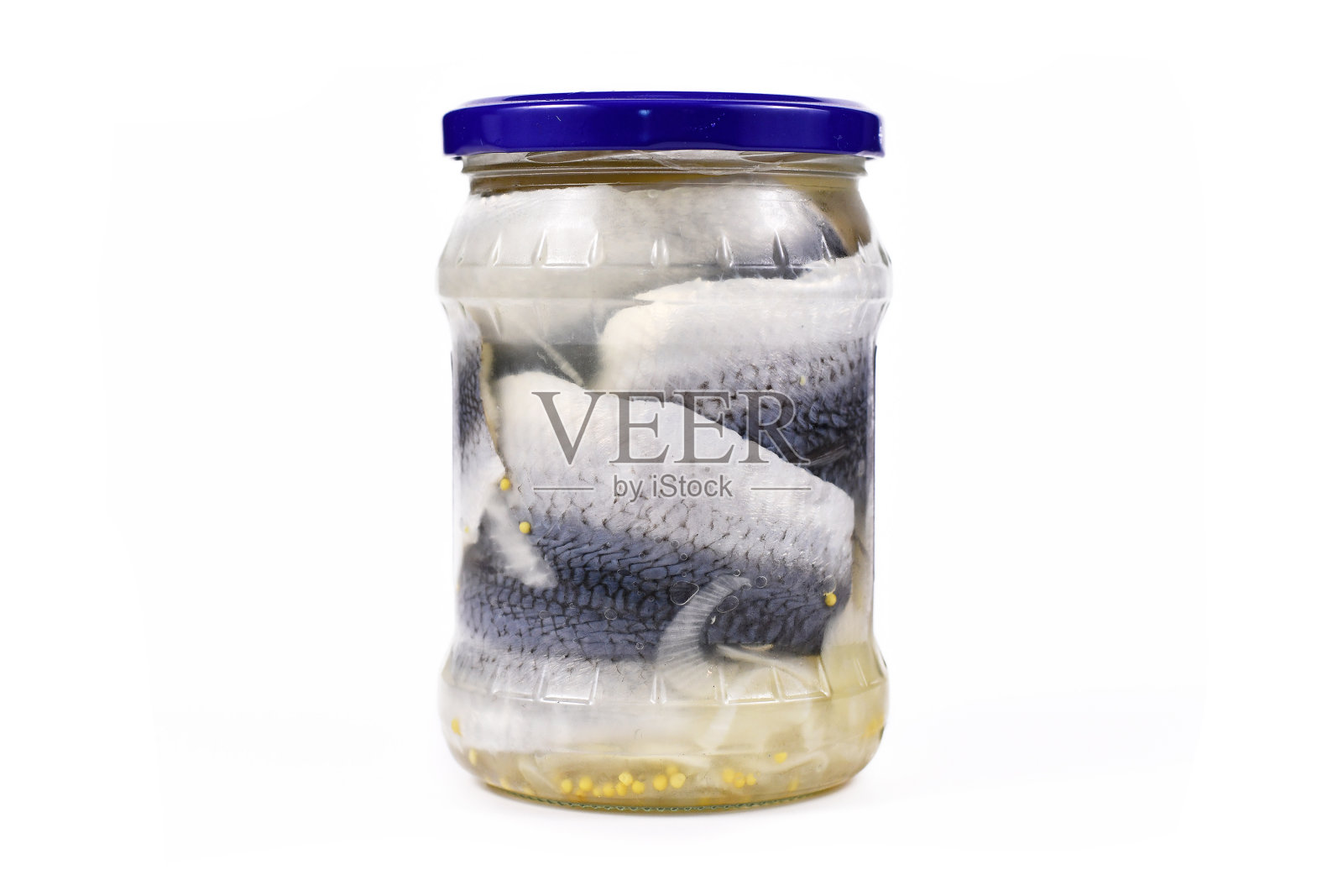 切片盐腌和带刺的鲱鱼与洋葱坛子，蓝色的盖子孤立在白色的背景照片摄影图片