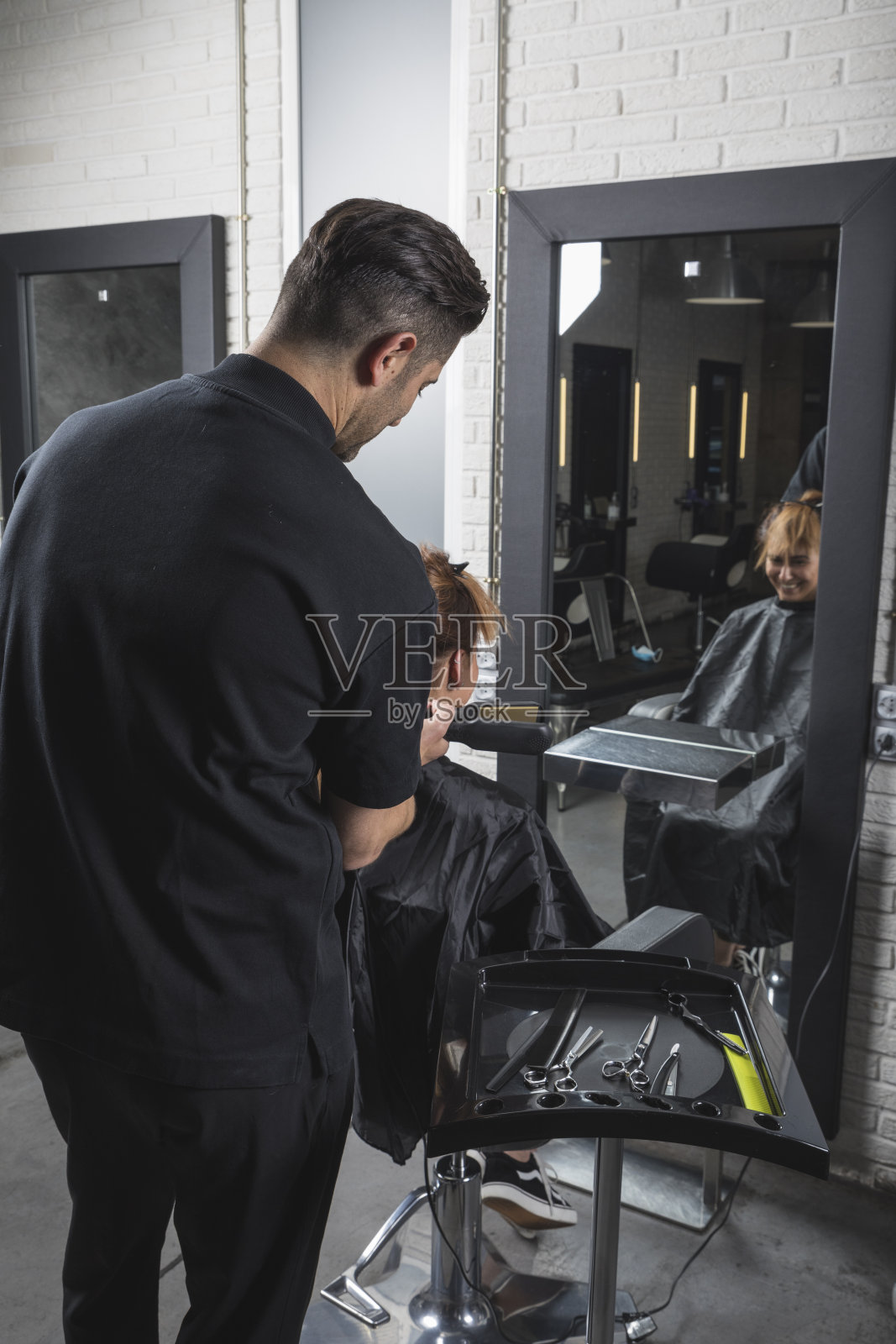 美发师与客户在她的沙龙工作照片摄影图片