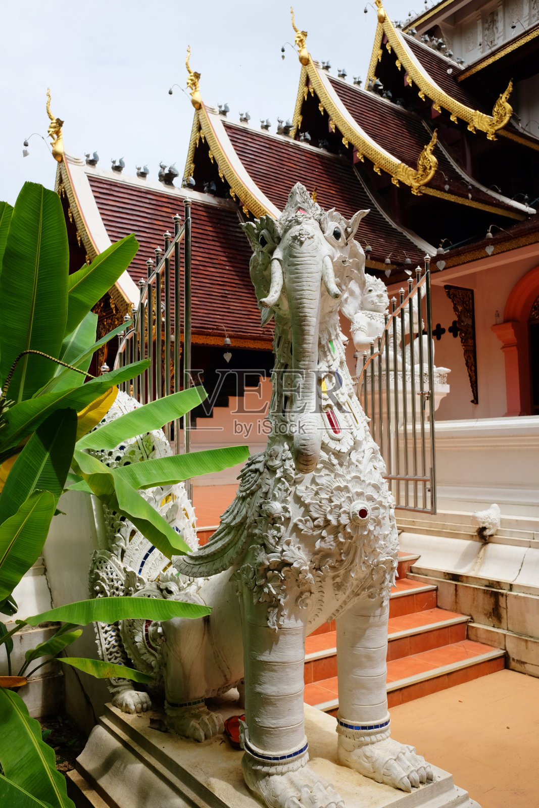 大象雕像兰那风格装饰Wat Pa Dara Phirom Phra Chulamani Si Borommathat寺在清迈省，泰国。照片摄影图片