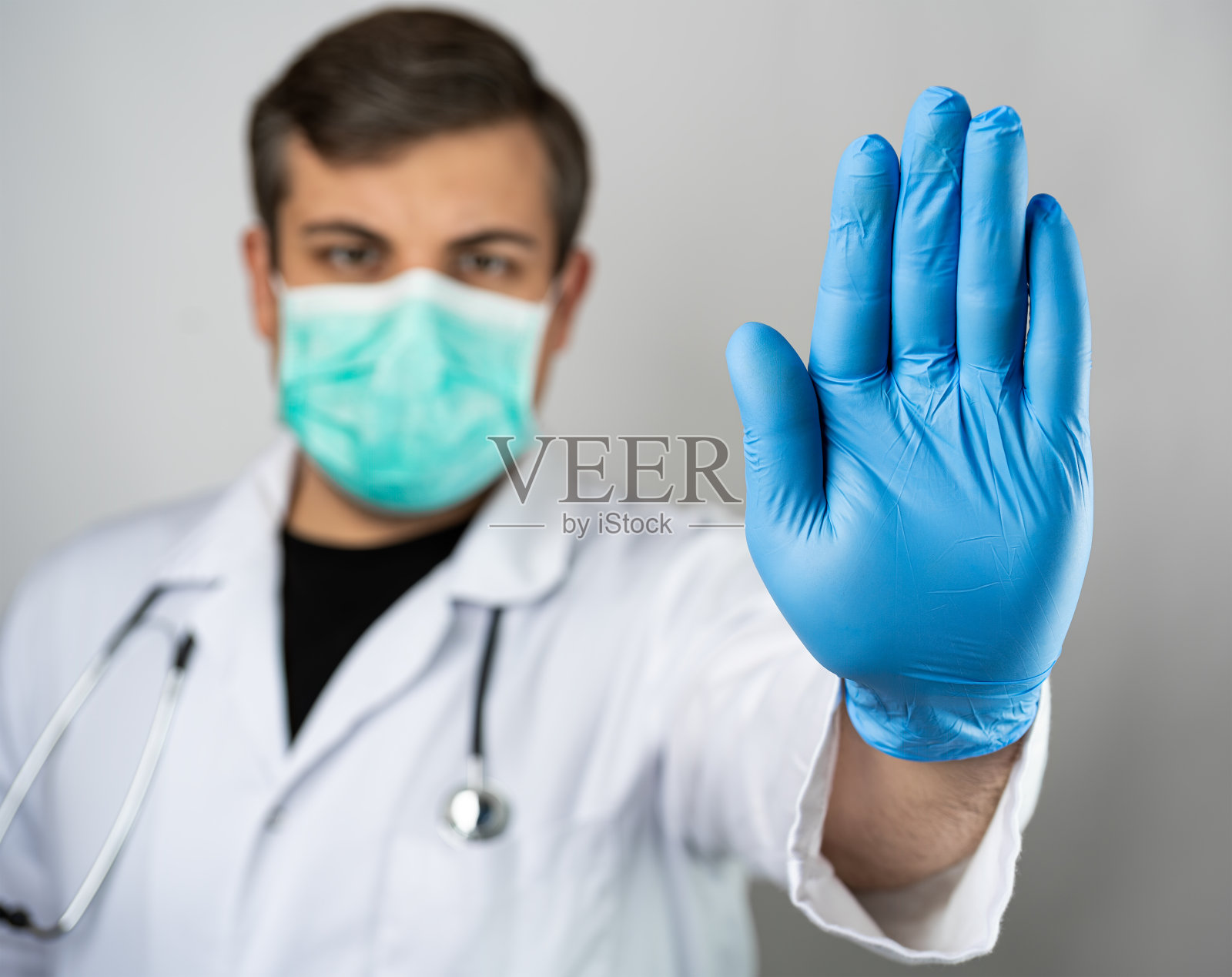 一名白人男子假扮成医生并出示停车标志。照片摄影图片