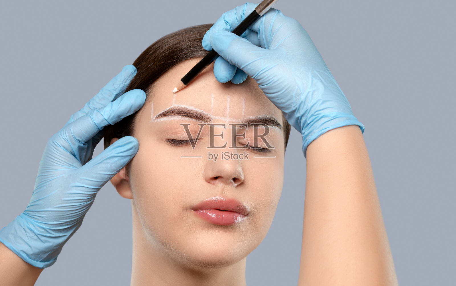 纹身眉毛。美容院美女的眉毛永久化妆。化妆美容护肤照片摄影图片