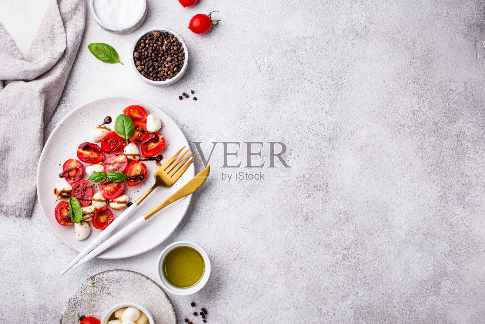 番茄和马苏里拉奶酪的卡普里沙拉照片摄影图片